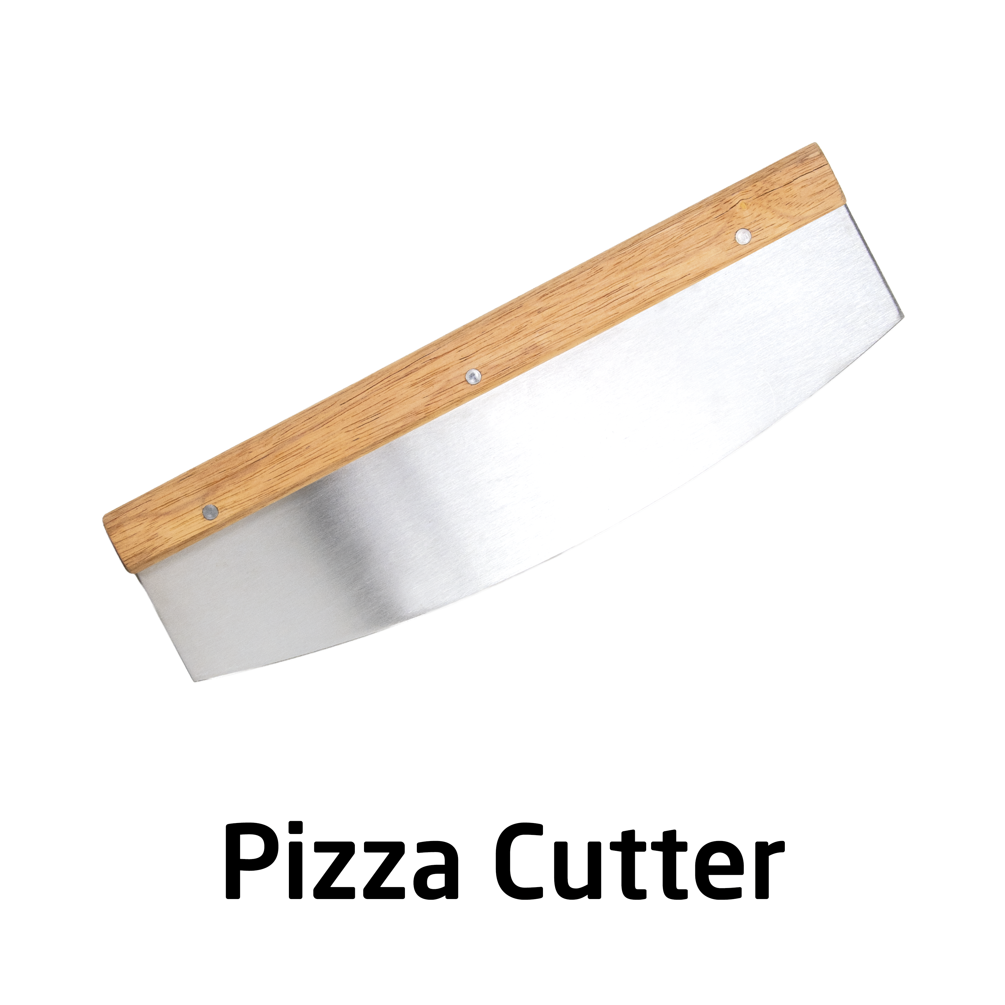 Une roulette à pizza incurvée avec lame en acier inoxydable et manche en bois sur fond blanc.