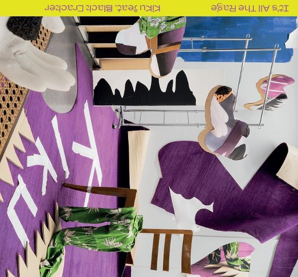 Eine verkehrt herum hängende Collage mit violetten Teppichen, grün gemusterten Hosen und abstrakten Formen.
