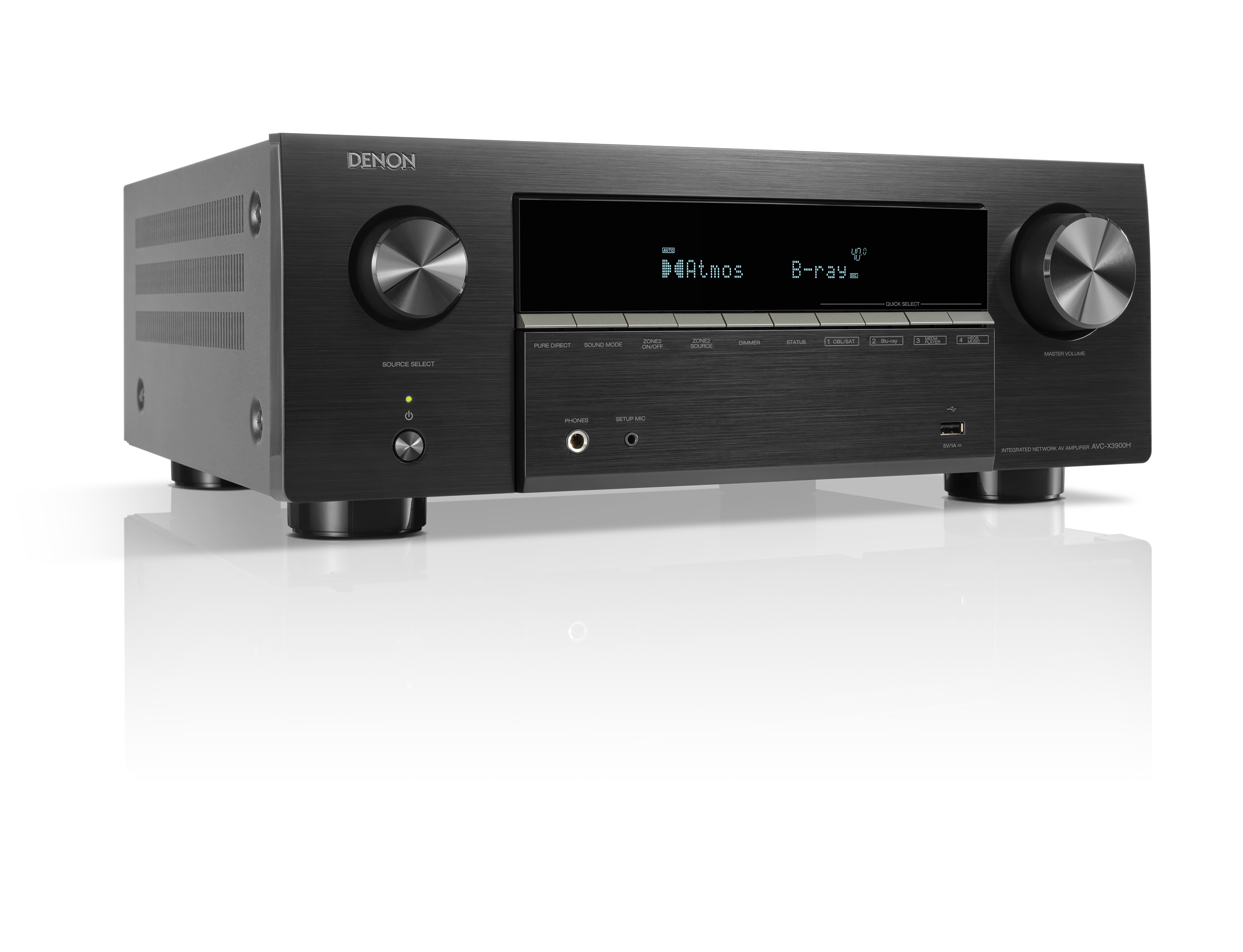 Schwarzer Denon AV-Receiver mit Display, Knöpfen und Anschlüssen auf weißem Hintergrund.