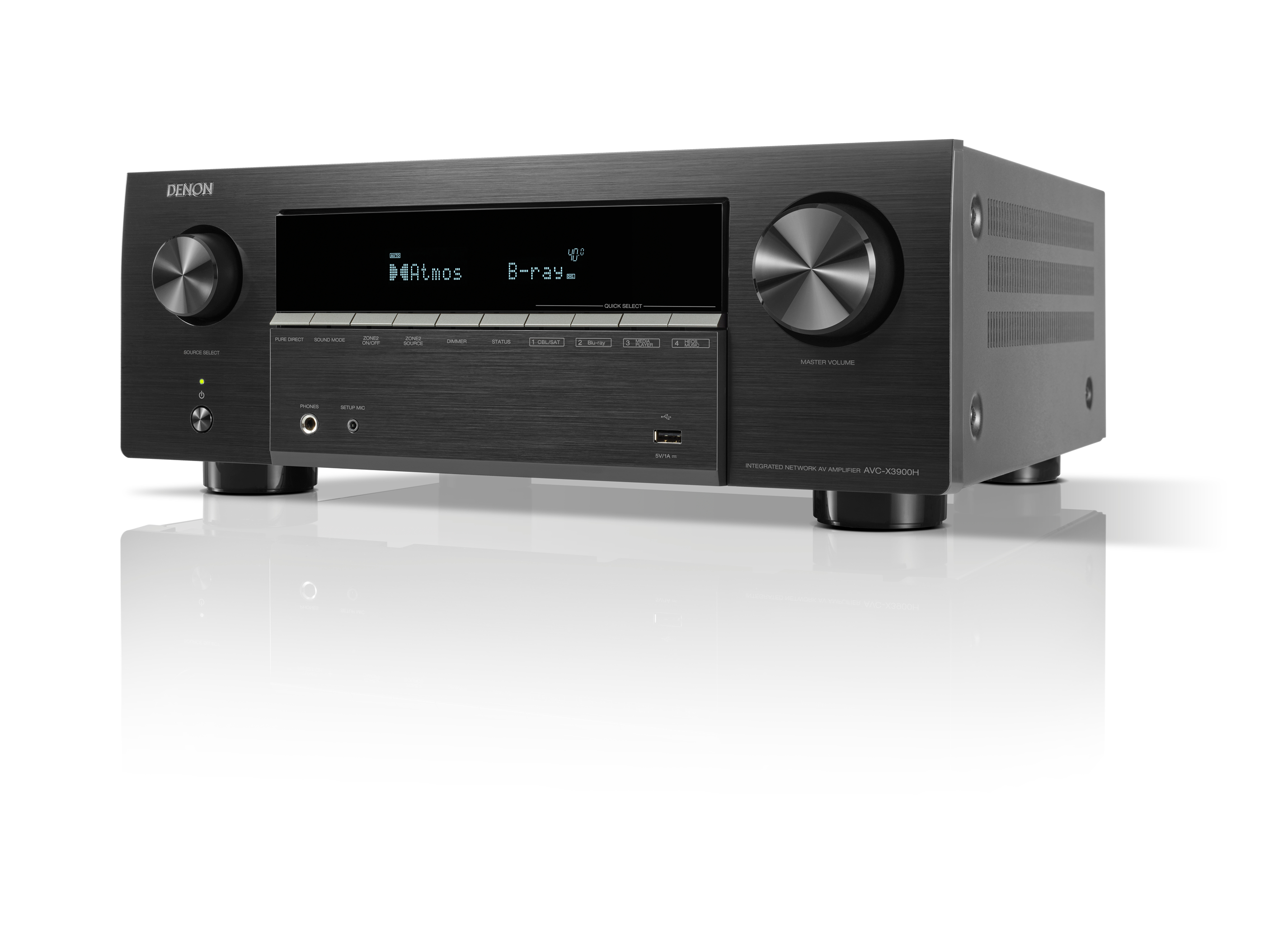 Schwarzer Denon AV-Verstärker mit Display, Lautstärkeregler und Anschlüssen auf einer reflektierenden Oberfläche.