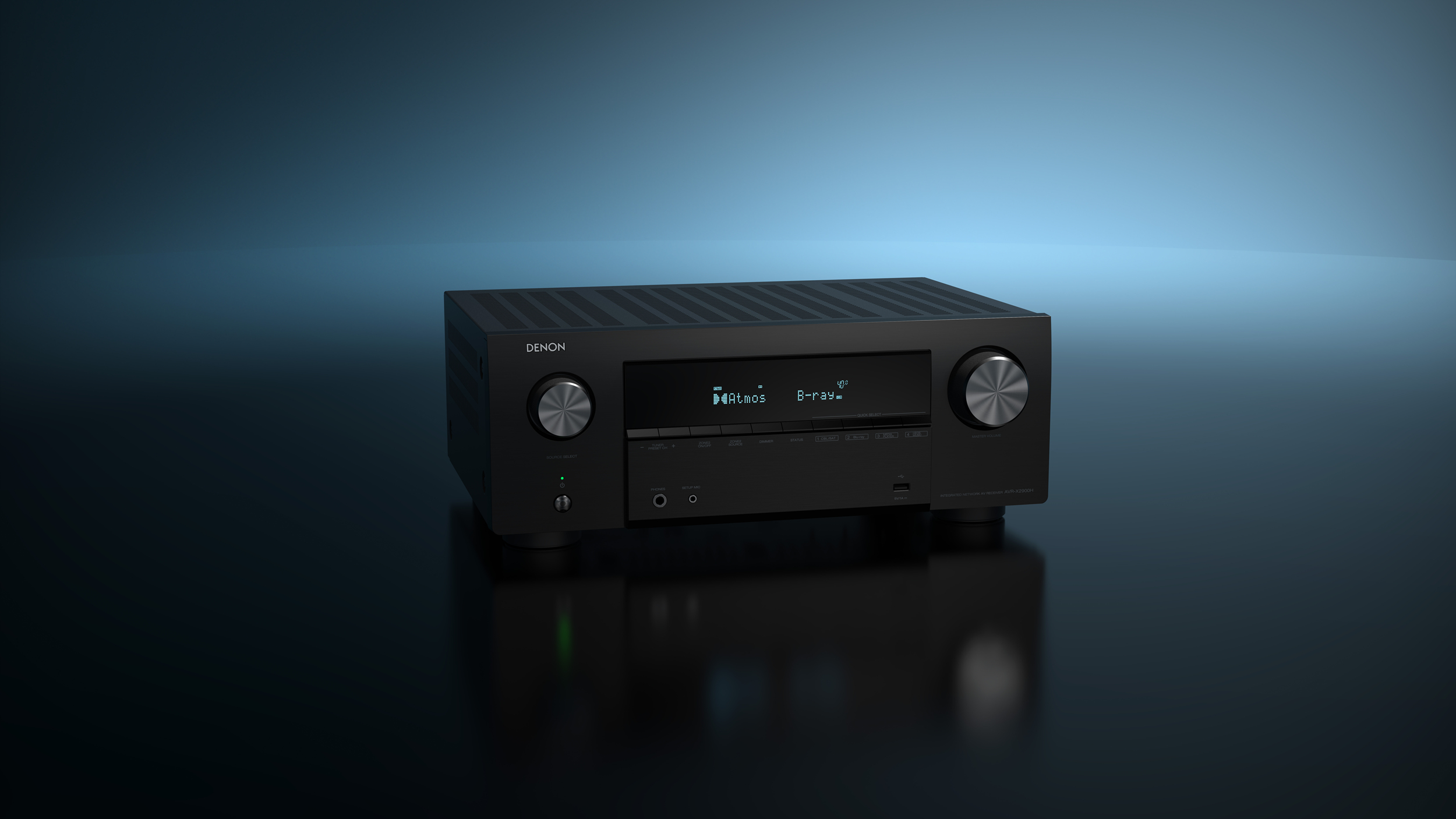 Ein schwarzer Denon AV-Receiver auf einer spiegelnden, blau schattierten Oberfläche.