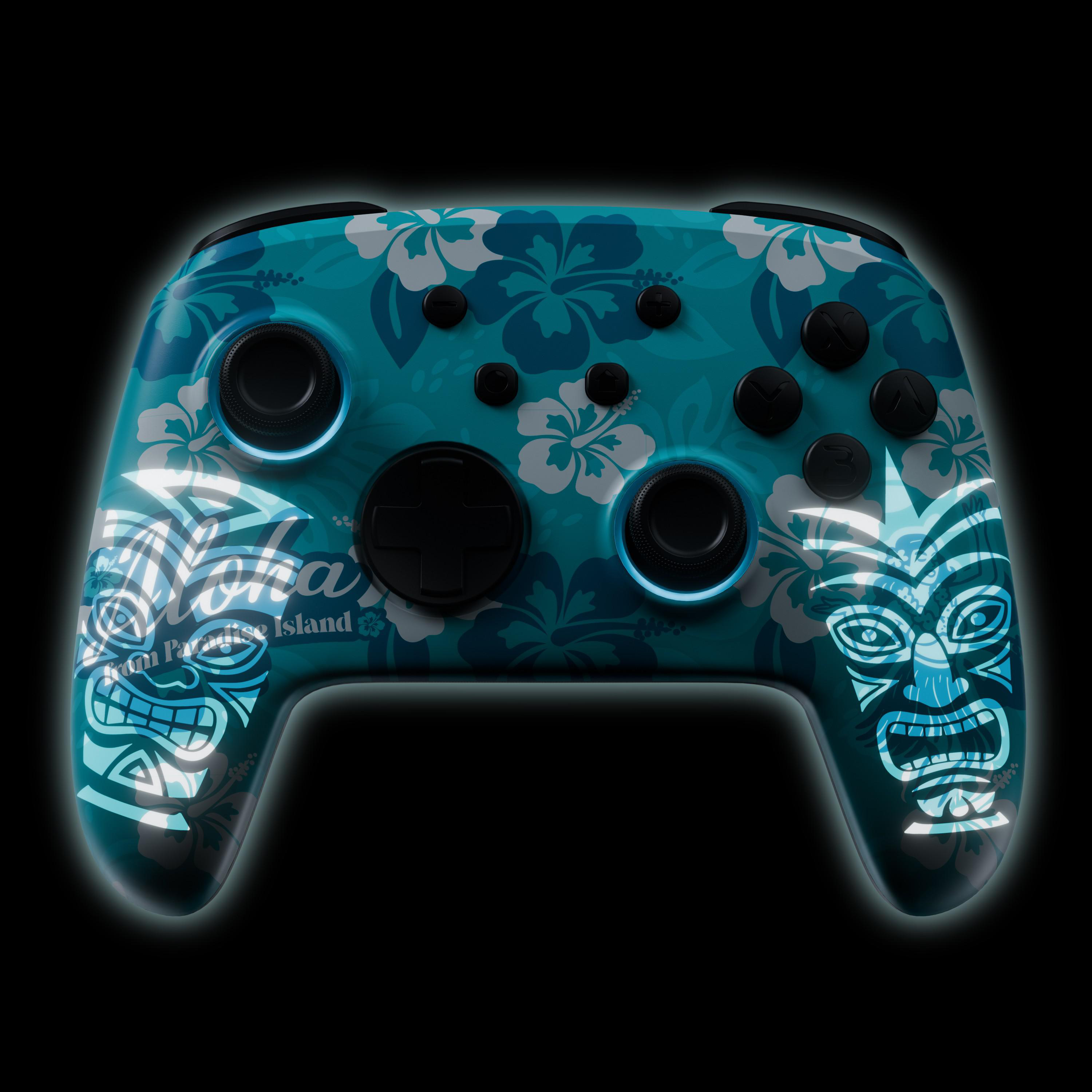 Ein blauer Gamecontroller mit hawaiianischem Blumenmuster und leuchtenden Tiki-Masken auf schwarzem Hintergrund.