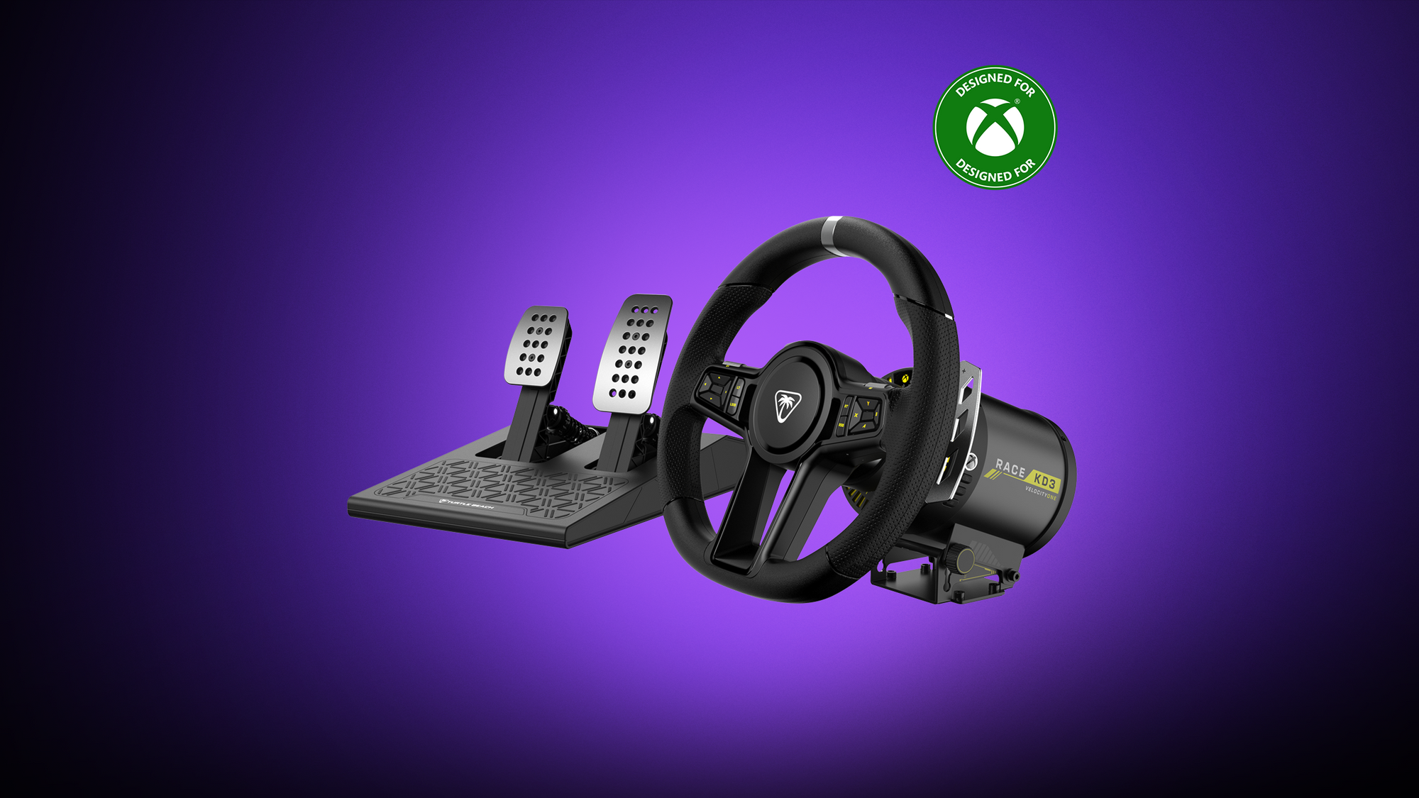 Ein schwarzes Rennlenkrad und Pedale auf violettem Hintergrund mit Xbox-Logo.