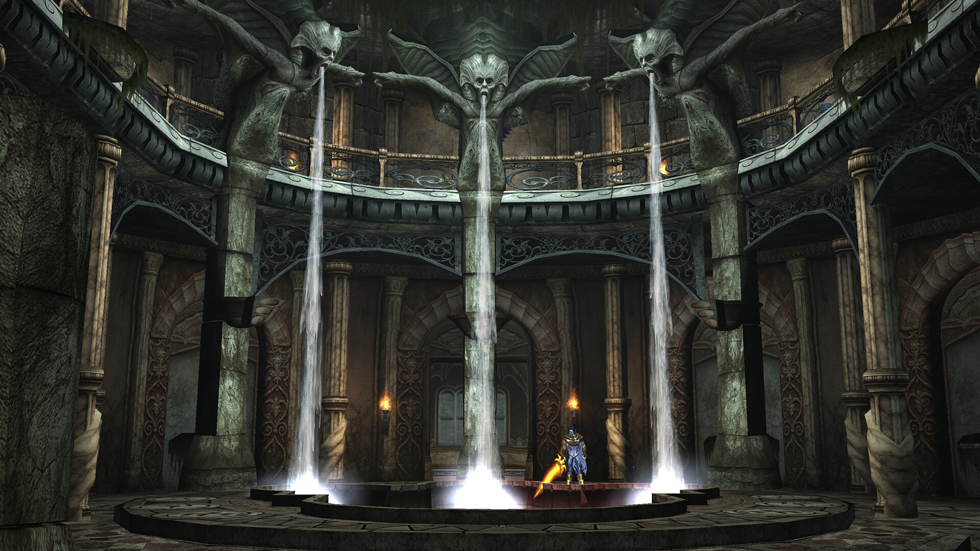 Tres estatuas demoníacas escupen agua en un gran estanque, dentro de un antiguo salón de piedra con antorchas.