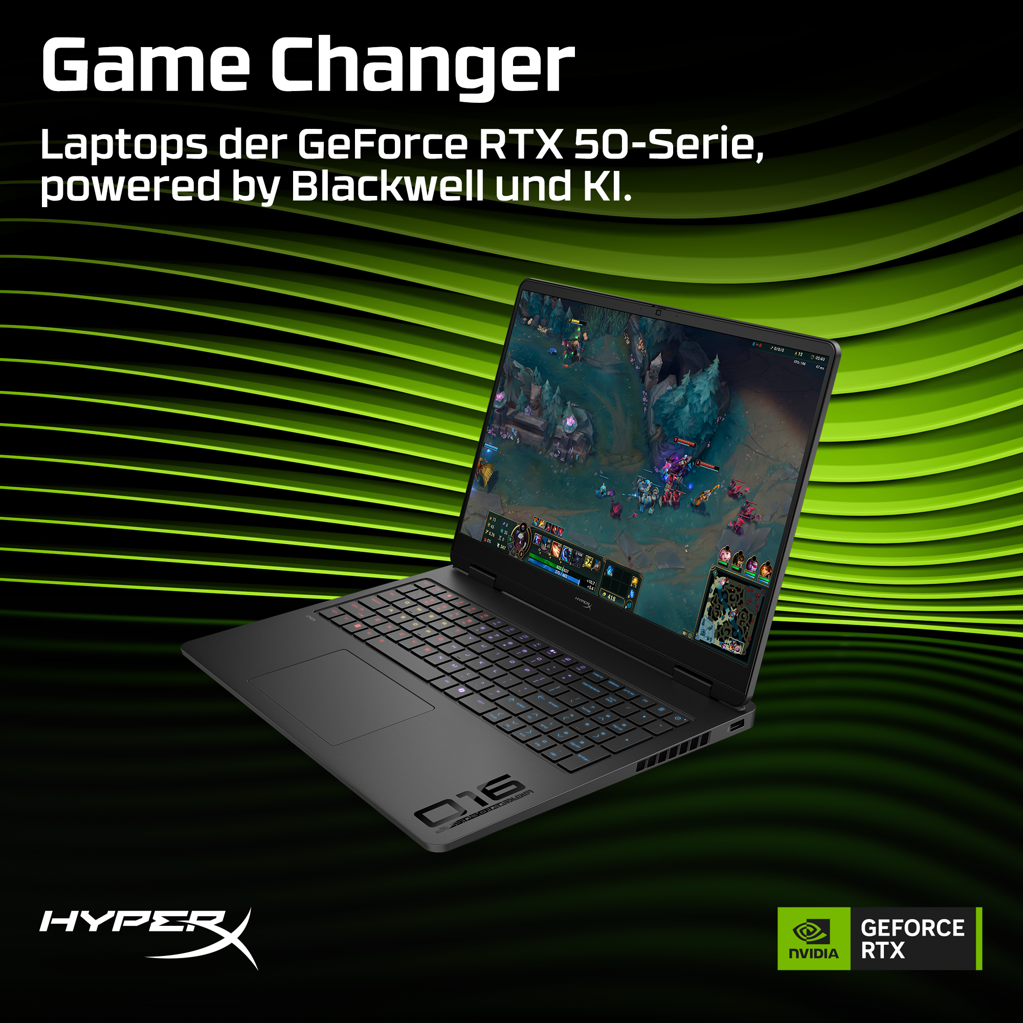 Ein schwarzer Laptop mit Gaming-Bildschirm vor einem dunkelgrünen, gewellten Hintergrund mit Werbetext.