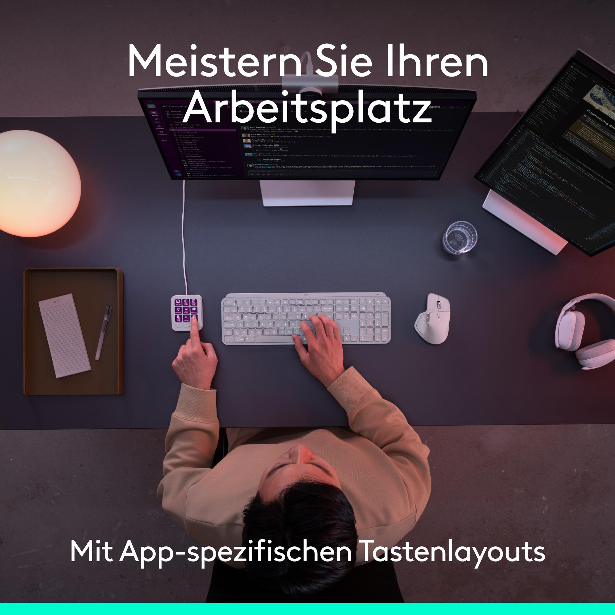 Person arbeitet an einem Schreibtisch mit Monitoren, Tastatur, Kopfhörern und Beleuchtung.