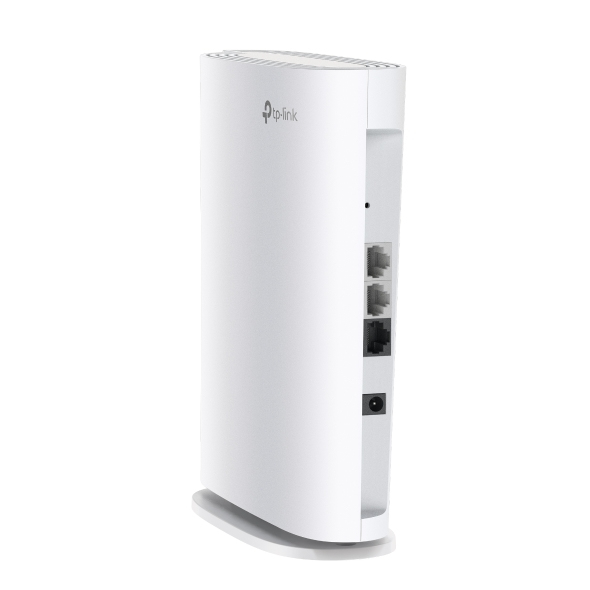 Un router TP-Link blanco se encuentra en posición vertical sobre un fondo blanco con puertos visibles en el lateral.