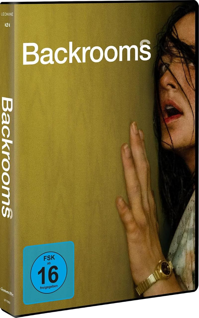 DVD-Cover von Backrooms mit einer Frau, die ihre Hand an eine Wand presst und erschrocken schaut.