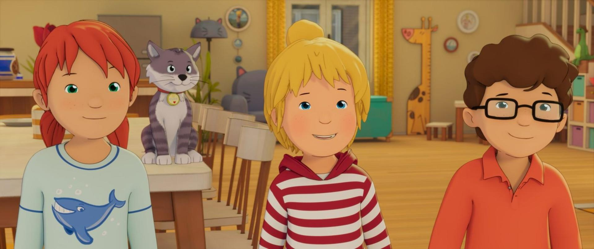 Drei animierte Kinder und eine graue Katze stehen in einem hellen, gemütlichen Zimmer.