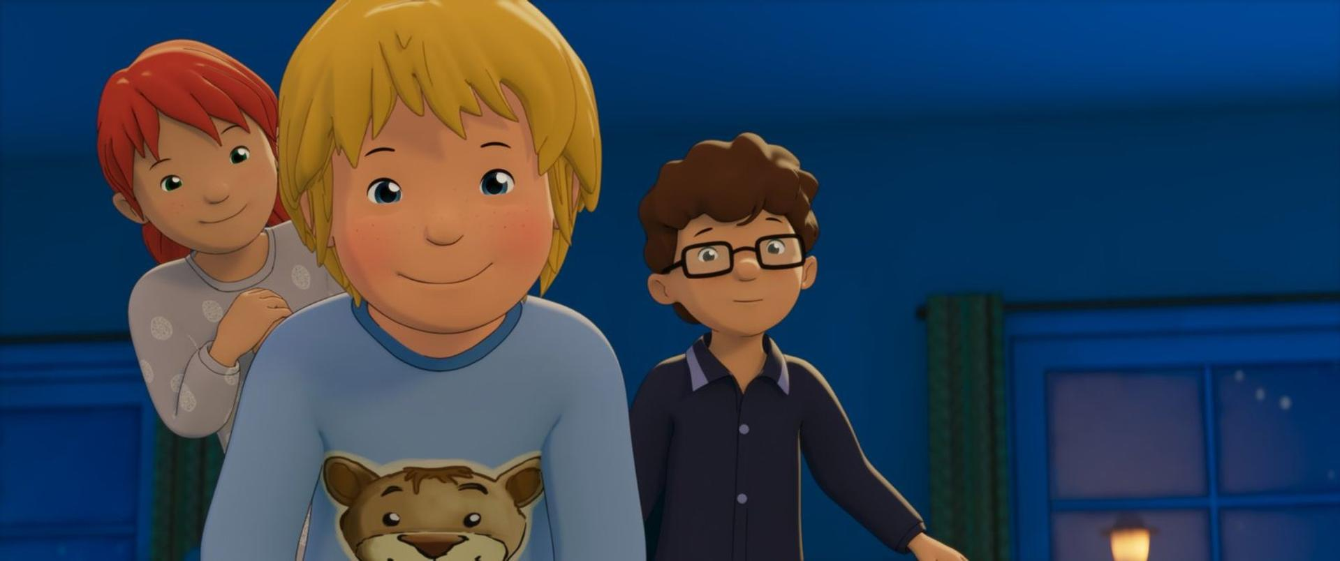 Drei animierte Kinder lächeln in einem blauen Raum. Ein Junge vorne trägt einen Pullover mit Tiermotiv.