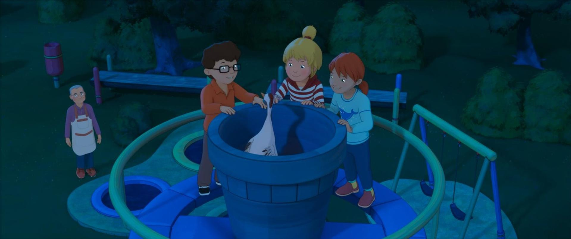 Drei Kinder schauen nachts auf einem Spielplatz in einen großen blauen Topf, während ein Mann zusieht.