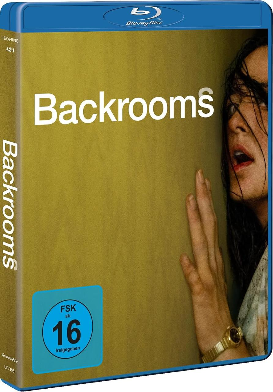 Blu-ray-Hülle des Films Backrooms mit einer Frau, die ihre Hand an eine gelbe Wand legt.