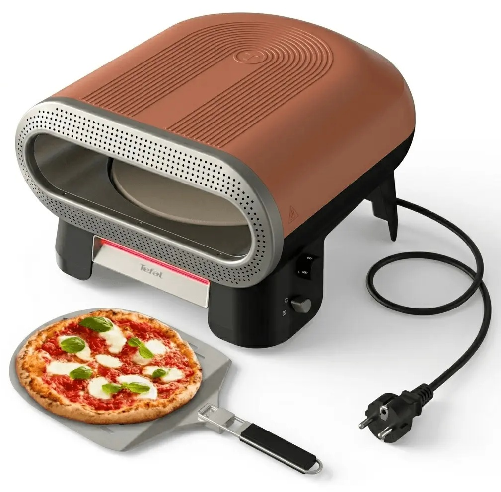 Miedziany elektryczny piec do pizzy z łopatą i świeżo upieczoną pizzą na białym tle.