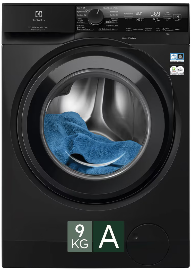 Czarna pralka Electrolux z niebieskim praniem w bębnie.