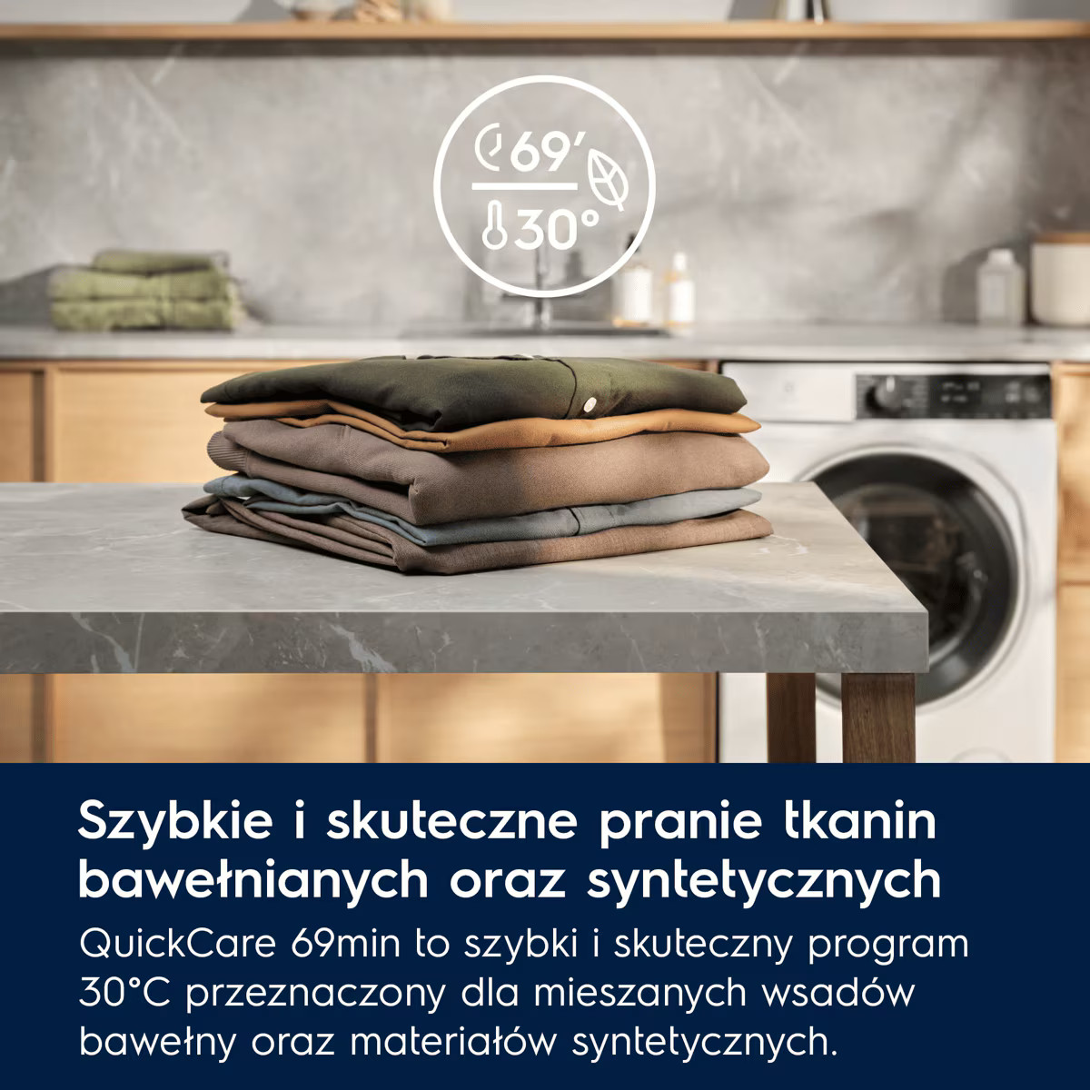 Sterta złożonych ubrań na stole przed pralnią, z okrągłą ikoną pokazującą 69' i 30°.