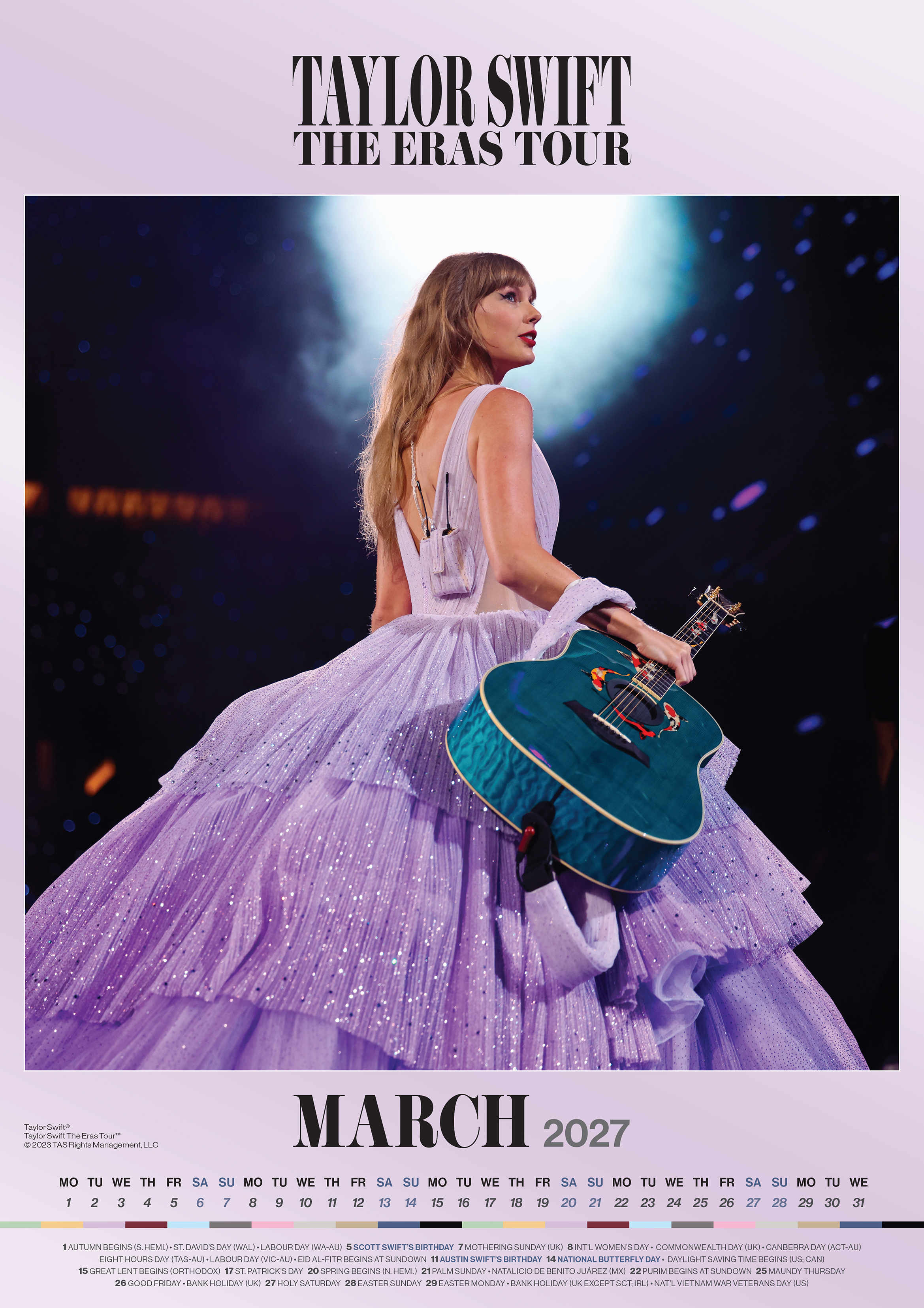 Taylor Swift csillogó lila ruhában, kék gitárral a színpadon, alatta 2027 március felirattal.