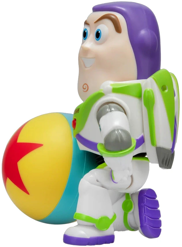 Buzz Lightyear térdel, és egy piros csillagos sárga-kék labdát tart.
