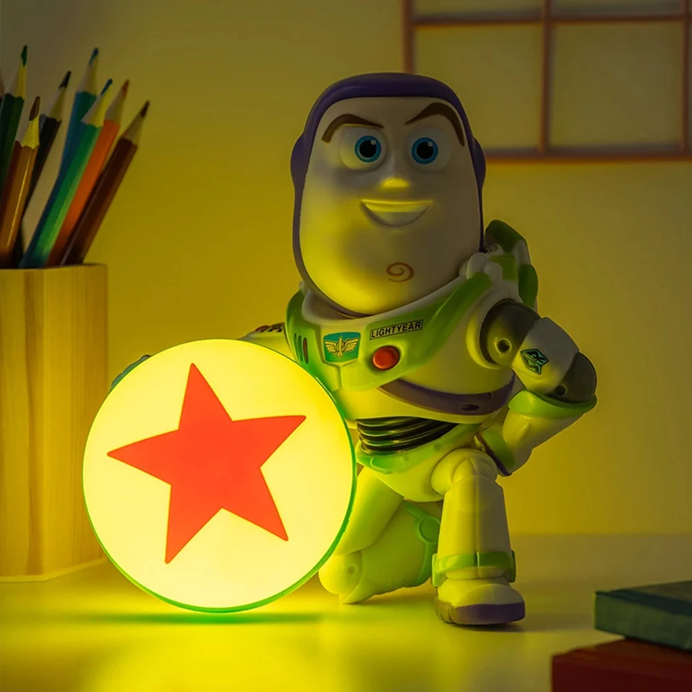 Egy Buzz Lightyear figura világító sárga labdát tart piros csillaggal.