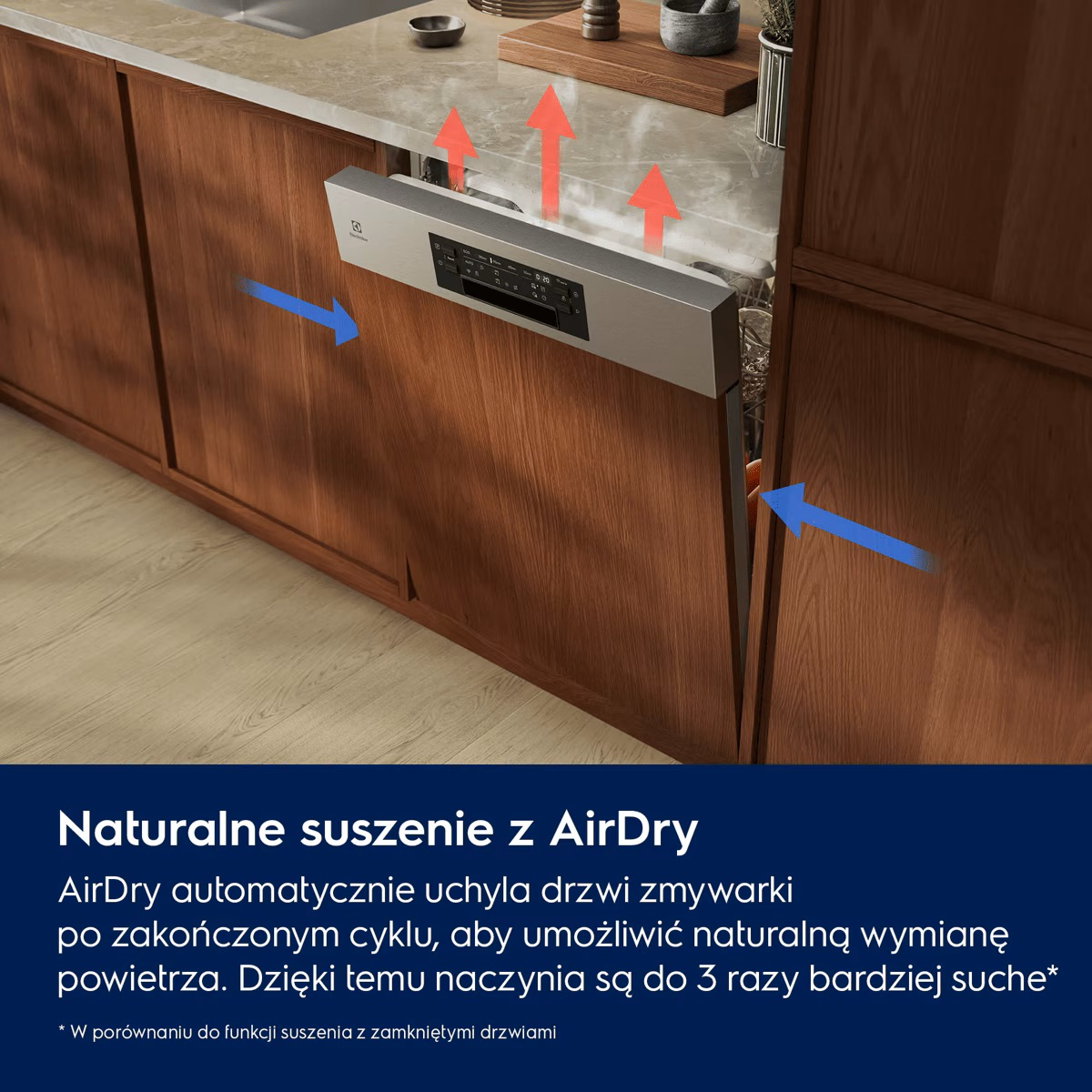 Zmywarka w drewnianej kuchni z uchylonymi drzwiami, prezentująca naturalny proces suszenia.