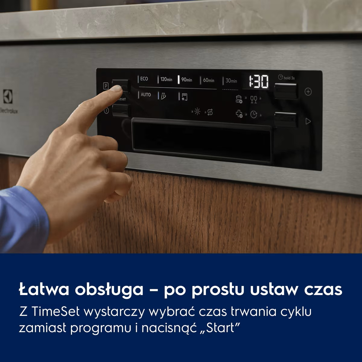 Ręka naciska przycisk start na czarnym panelu sterowania zmywarki.