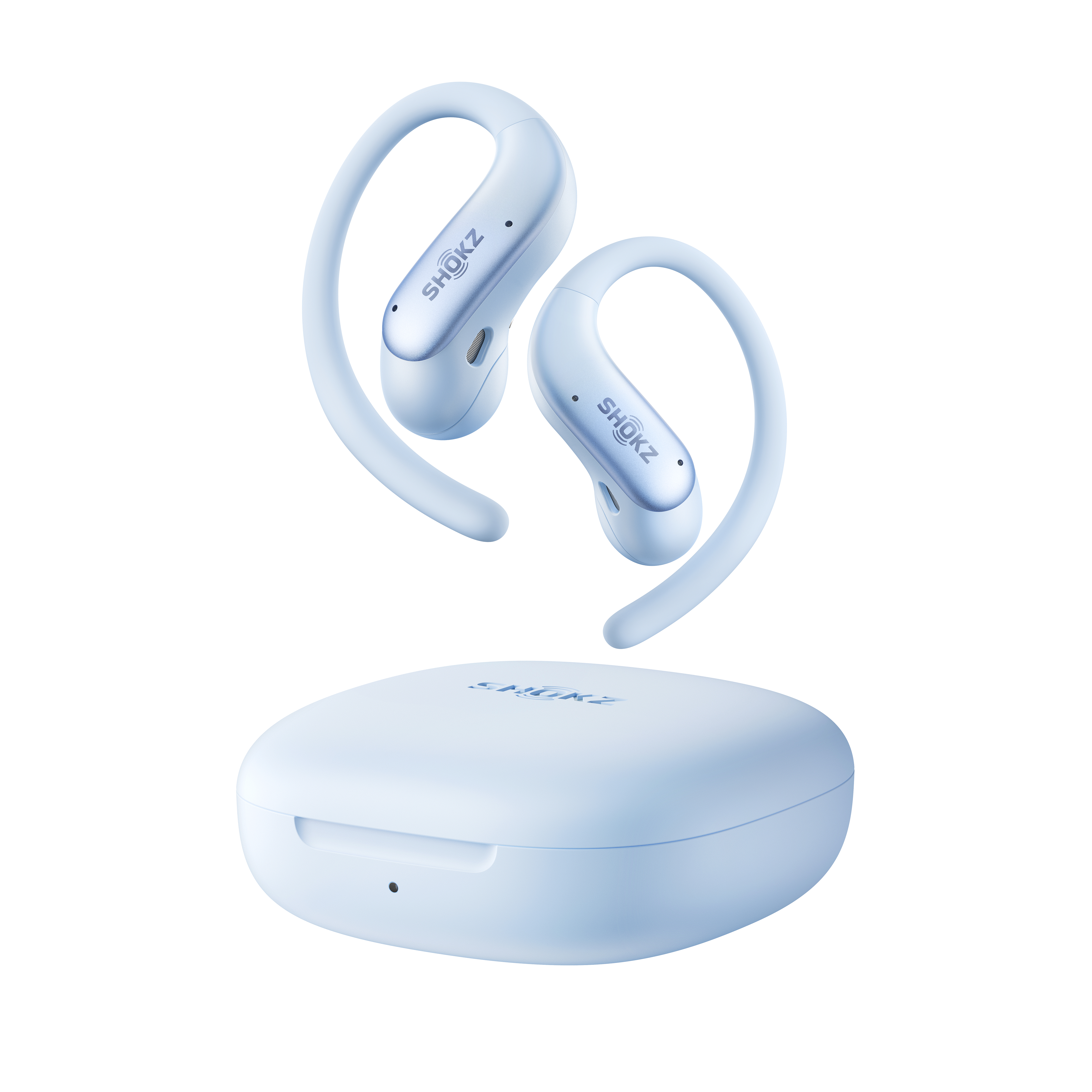 Hellblaue Shokz Open-Ear-Kopfhörer mit Ohrbügeln schweben über ihrem passenden Ladecase.