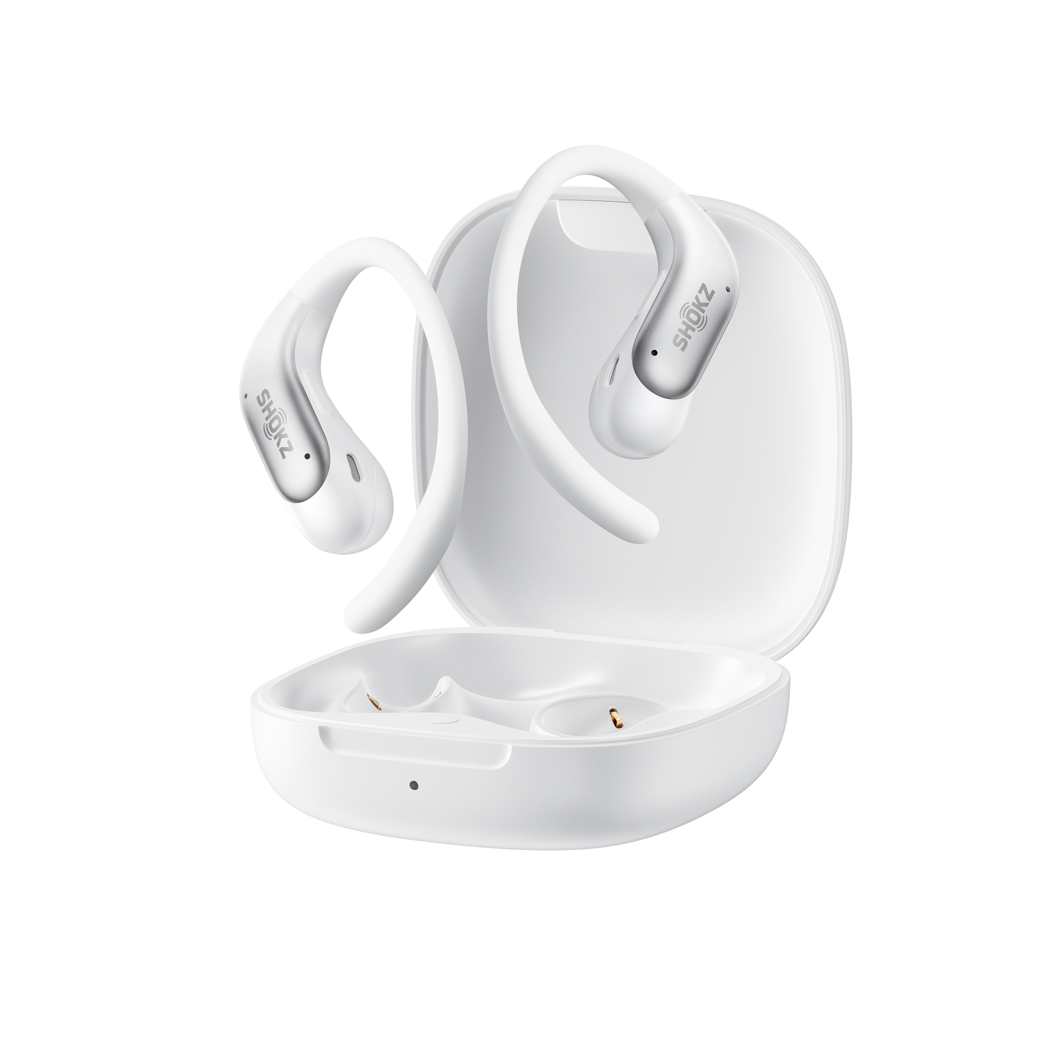 Weisse Shokz Open-Ear-Ohrhoerer mit Ohrbuegeln ueber und neben ihrem geoeffneten Ladecase.
