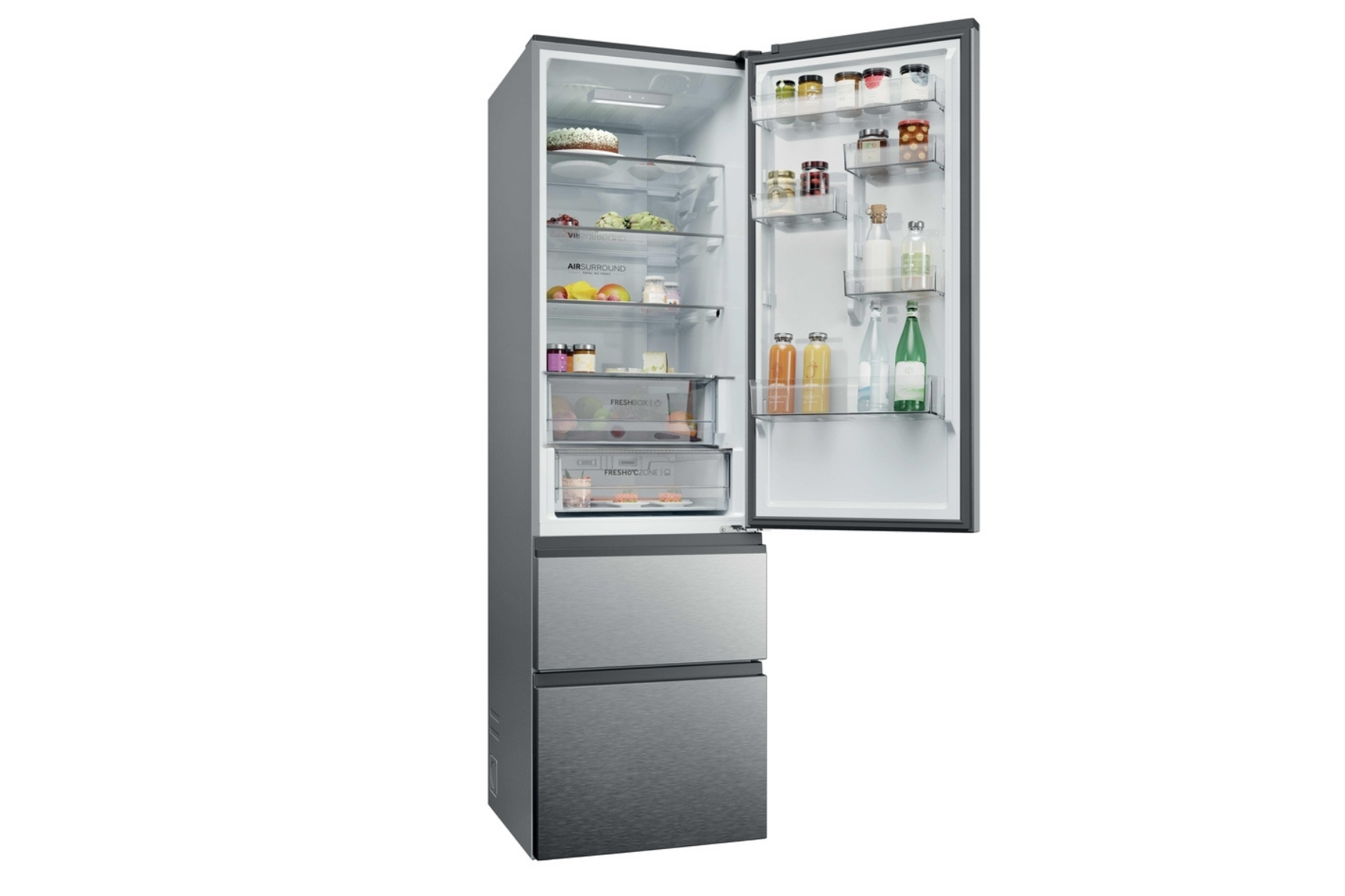 Un refrigerador plateado abierto con comida en estantes y puerta, y dos cajones inferiores sobre un fondo blanco.
