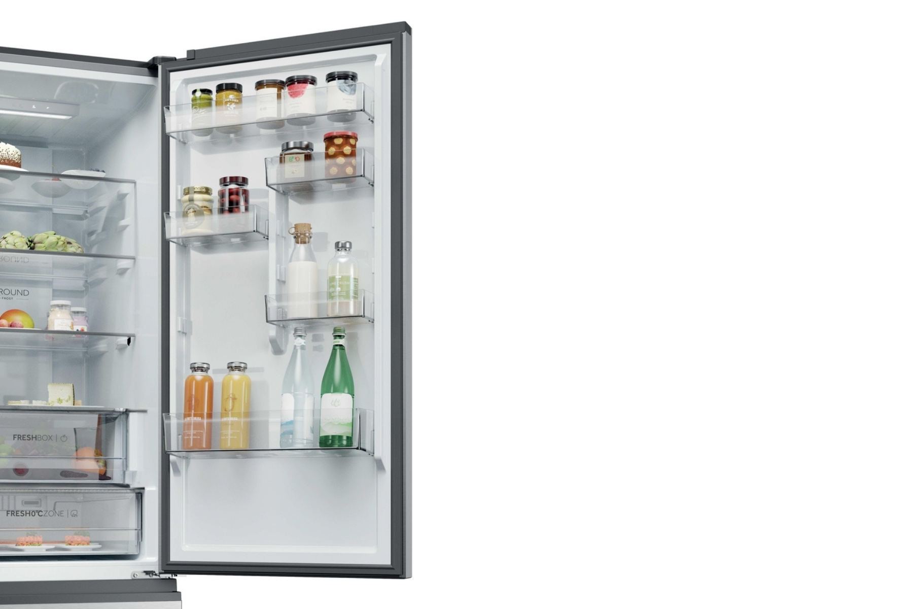 Un refrigerador abierto con estantes bien surtidos y botellas en los compartimentos de la puerta.