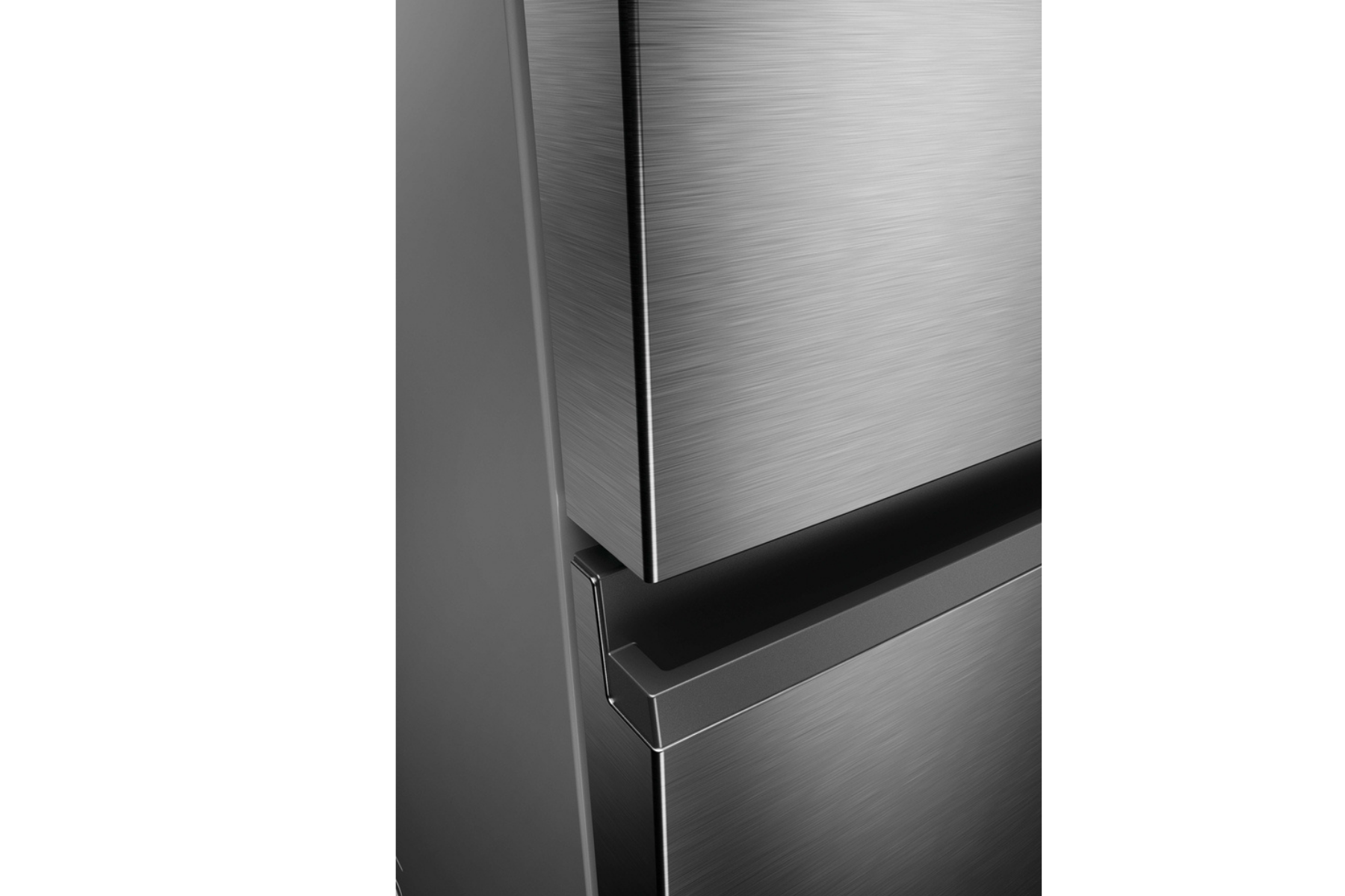 Primer plano de un refrigerador de acero inoxidable moderno con tirador elegante y textura metálica.