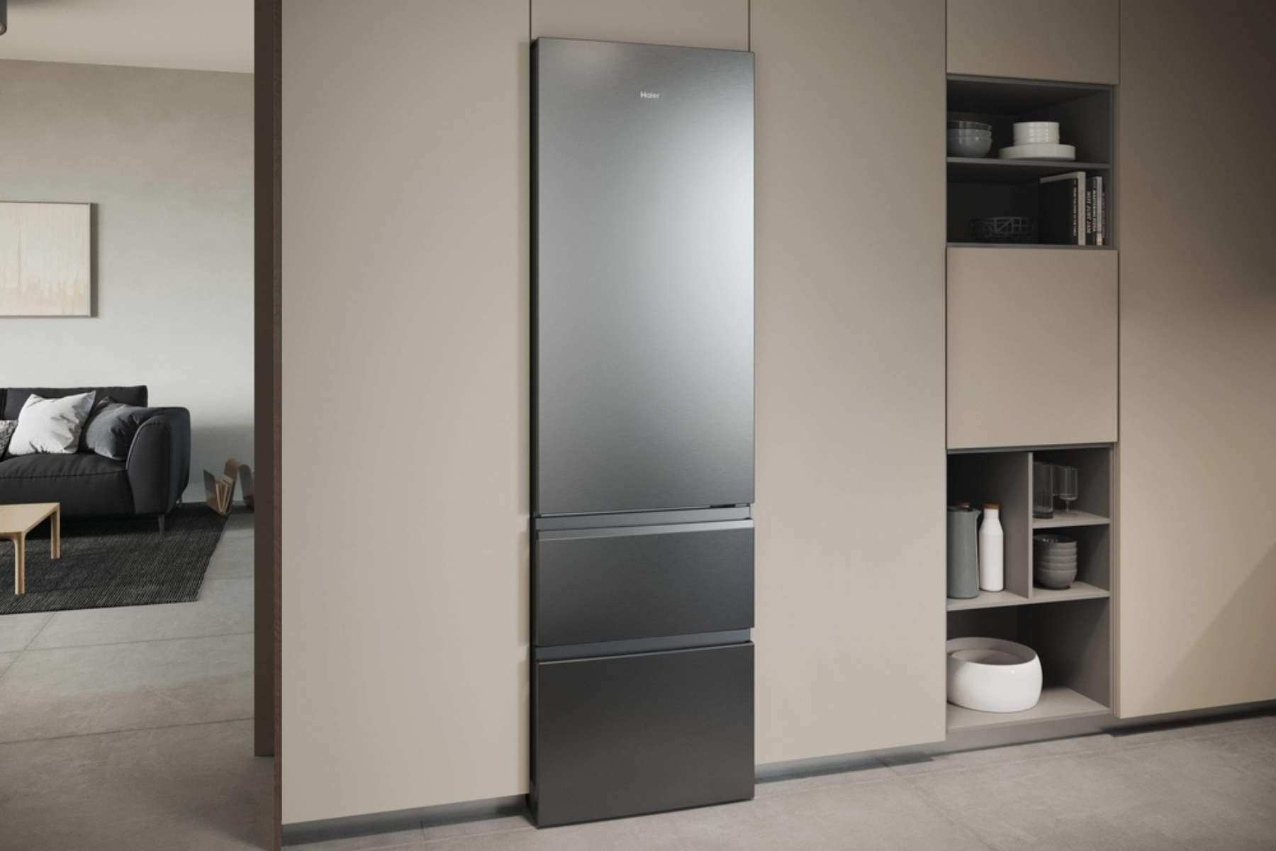 Moderno refrigerador empotrable gris en mueble de cocina beige con estantes y vista al salon.