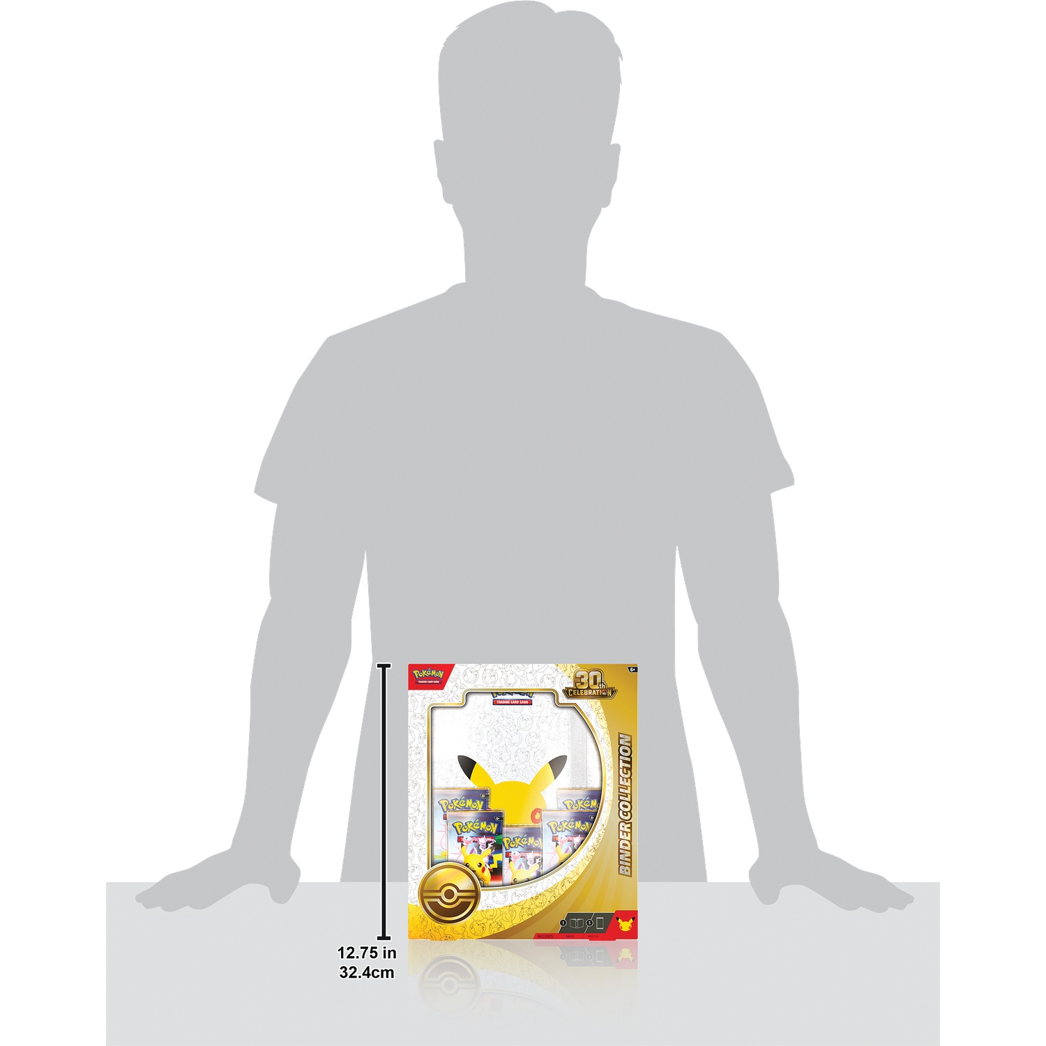 Een silhouet van een persoon toont de grootte van een Pokémon Binder Collection doos van 32,4 cm.
