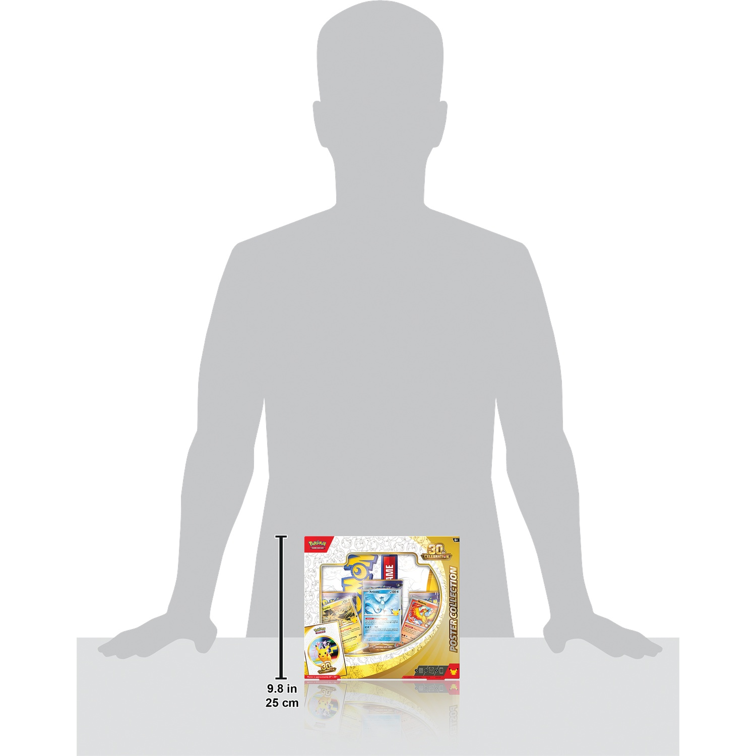 Een Pokémon verzamelkaartendoos voor een grijze silhouet van een persoon, met een hoogte van 25 cm.
