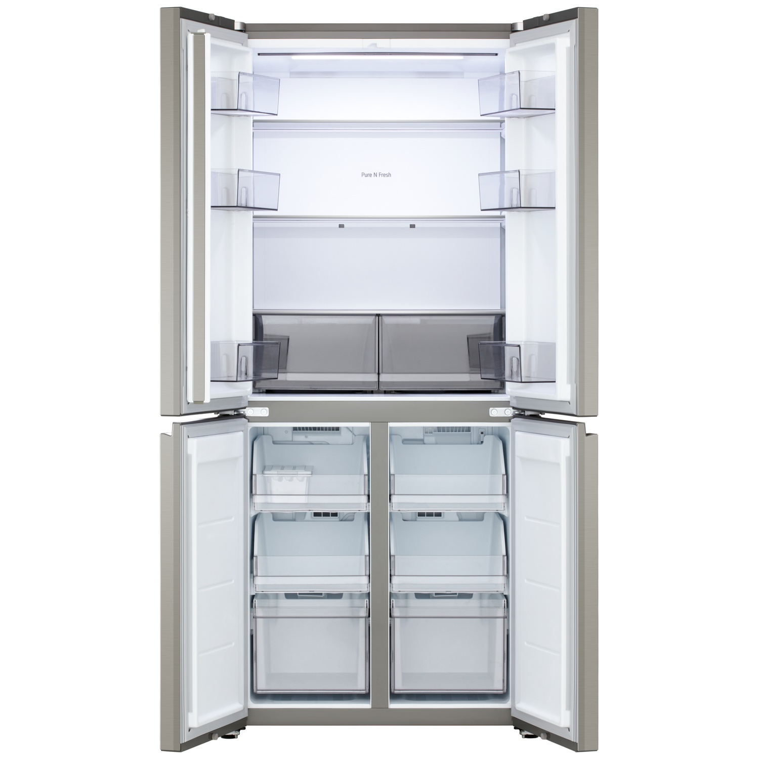 Réfrigérateur en acier inoxydable ouvert avec intérieur éclairé, plusieurs étagères, balconnets et tiroirs.