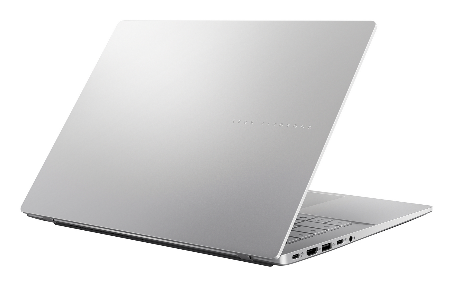 Un ordenador portátil plateado ASUS Vivobook se muestra desde atrás sobre un fondo blanco, mostrando los puertos laterales.