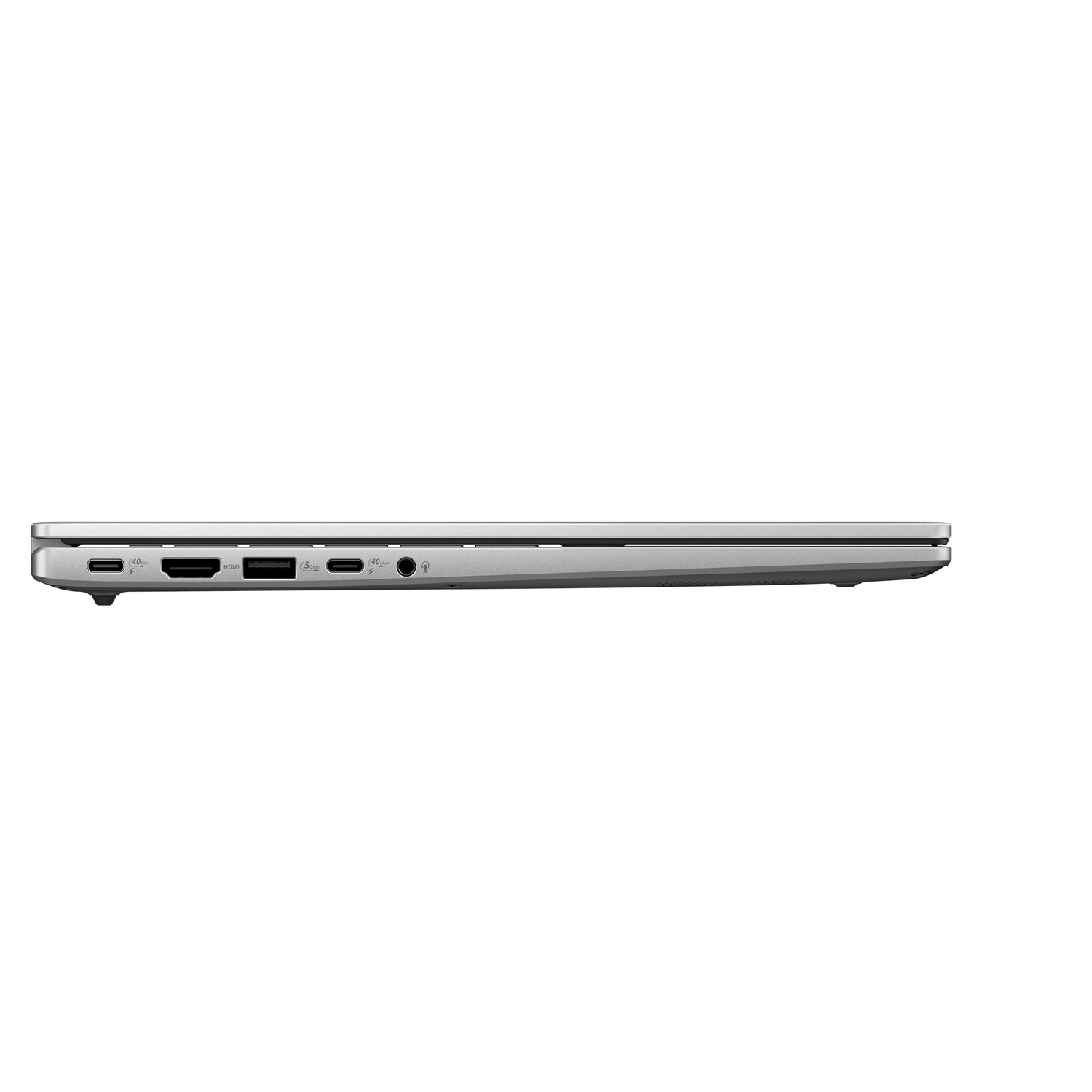 Vista lateral de una laptop plateada y delgada con varios puertos, incluidos USB-C, HDMI y conector de audio, sobre fondo blanco.