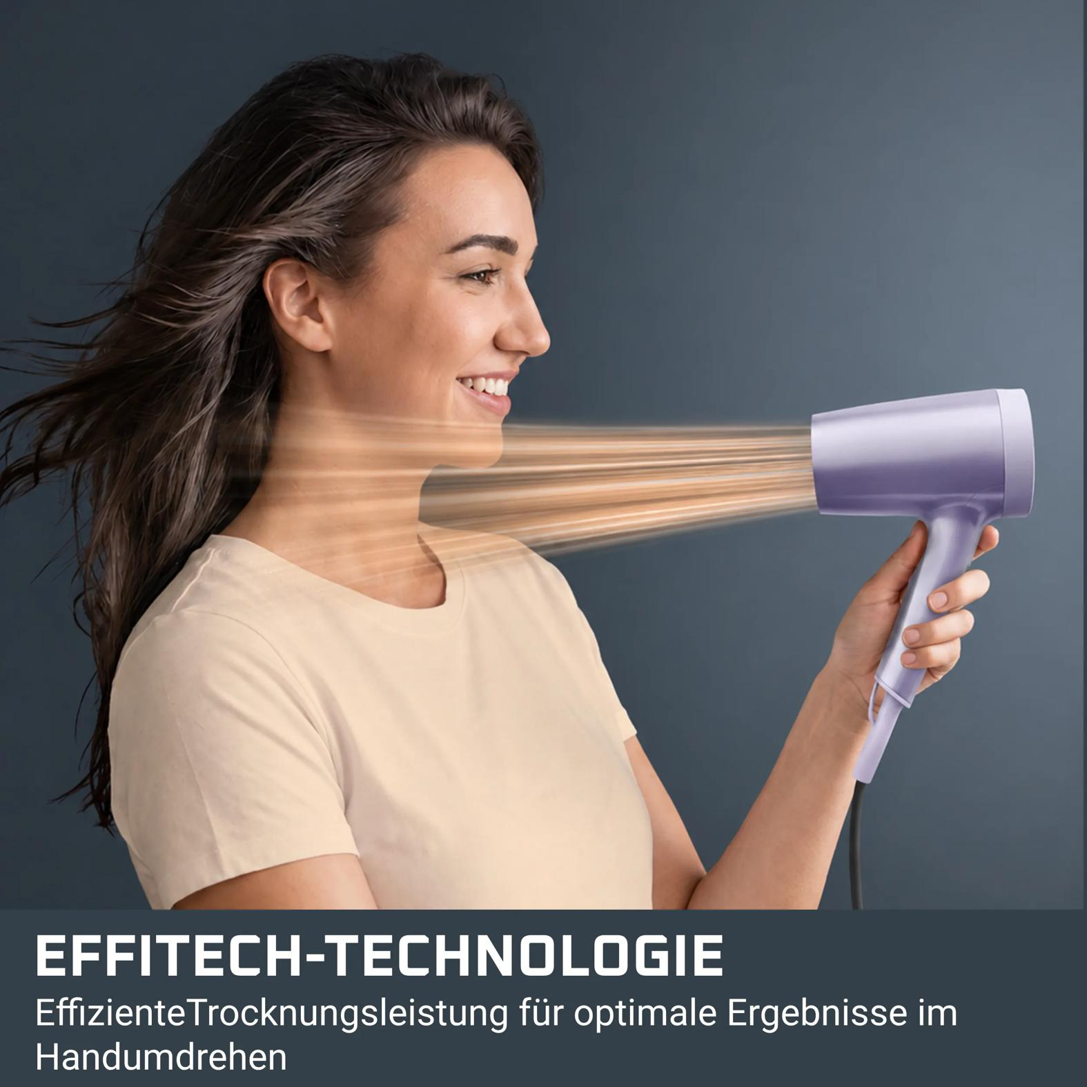 Eine lächelnde Frau bläst sich mit einem lila Föhn die Haare, mit Text unten.