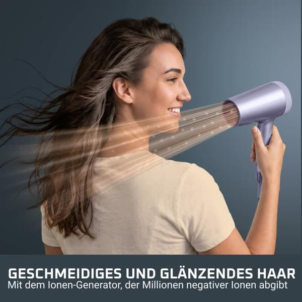 Eine Frau föhnt sich die Haare mit einem lavendelfarbenen Föhn, wodurch ihr Haar glänzend und geschmeidig wird.