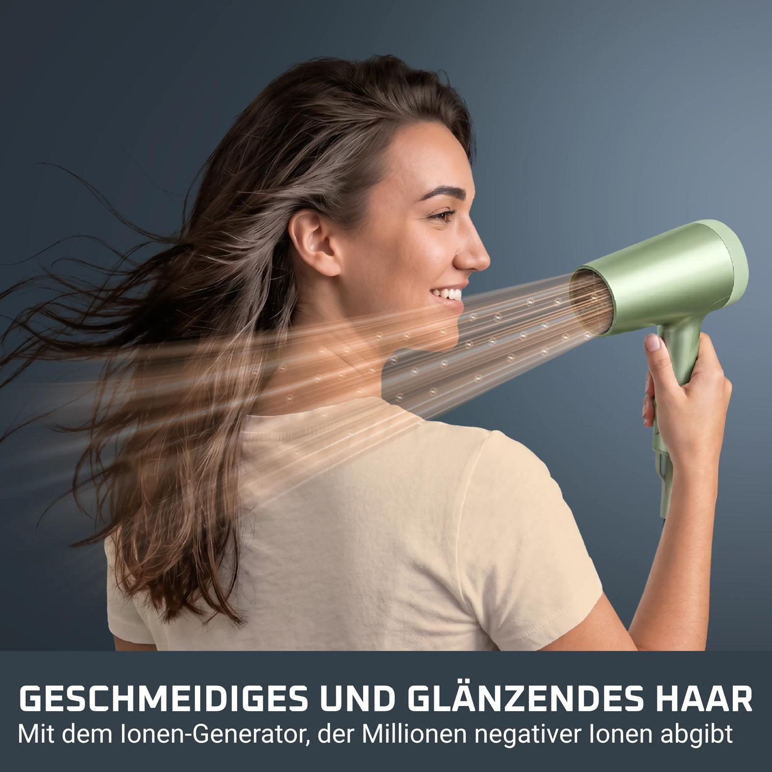 Eine Frau trocknet ihr braunes Haar mit einem grünen Föhn vor dunklem Hintergrund.
