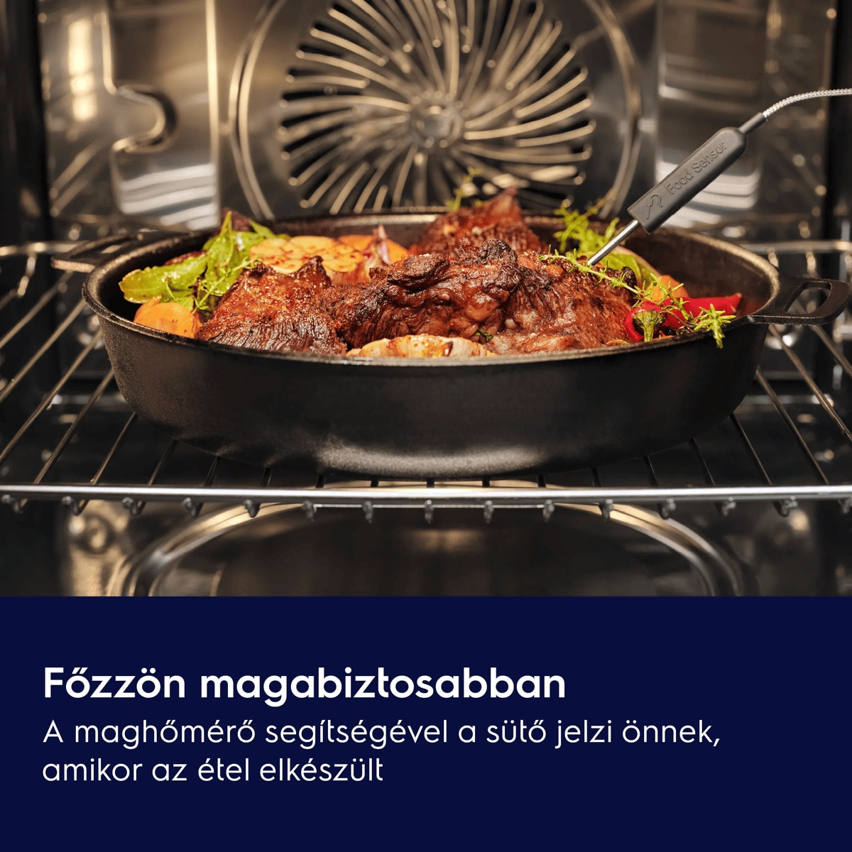 Sült hús zöldségekkel egy serpenyőben a sütőben, ételszondával felügyelve.