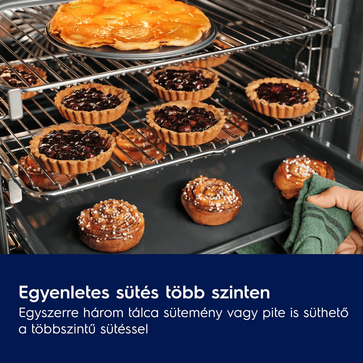 Különböző sütemények sülnek egyszerre egy sütő több szintjén.