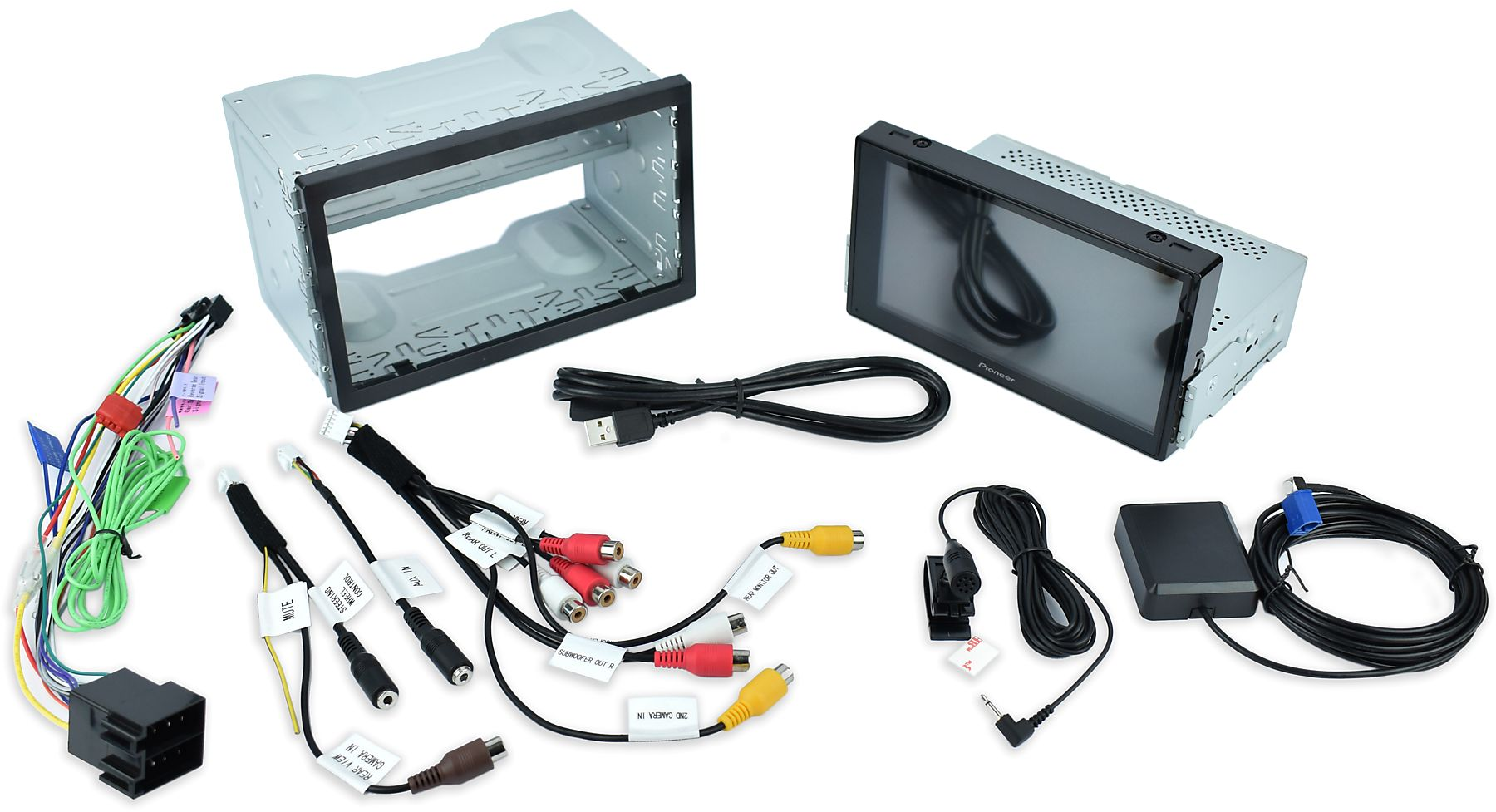 Autoradio tactile, cadre de montage, câble USB, micro, antenne GPS et divers câbles sur fond blanc.