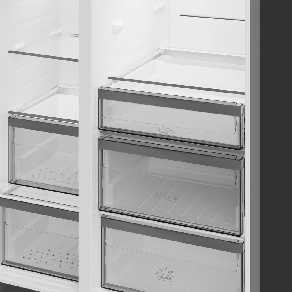 Geöffneter weißer Kühlschrank mit klaren Schubladen für Molkereiprodukte, Frische und Gemüse.