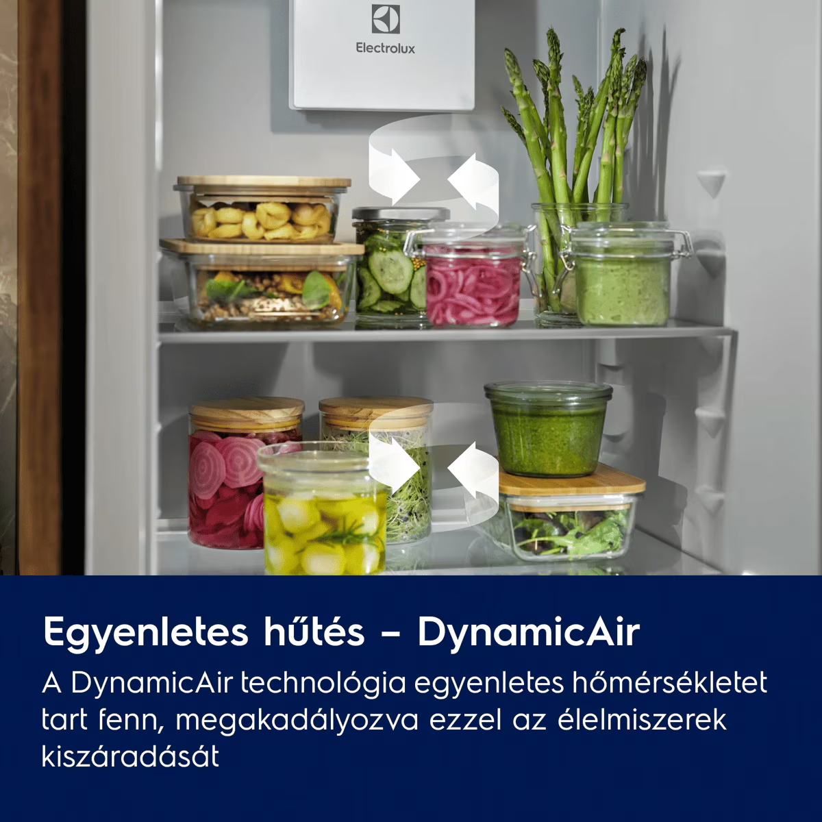Nyitott hűtőszekrény friss zöldségekkel és üvegekkel a polcokon, alatta magyar nyelvű szöveggel.