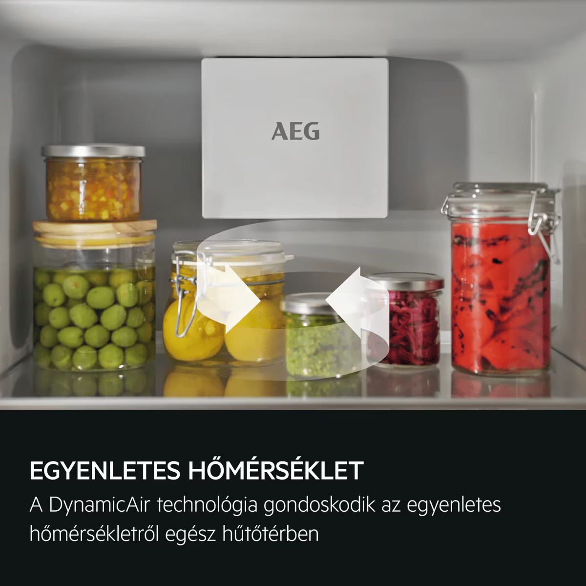 Egy AEG hűtőszekrény polcán üvegedényekben zöld olajbogyó, citrom és pirospaprika látható.