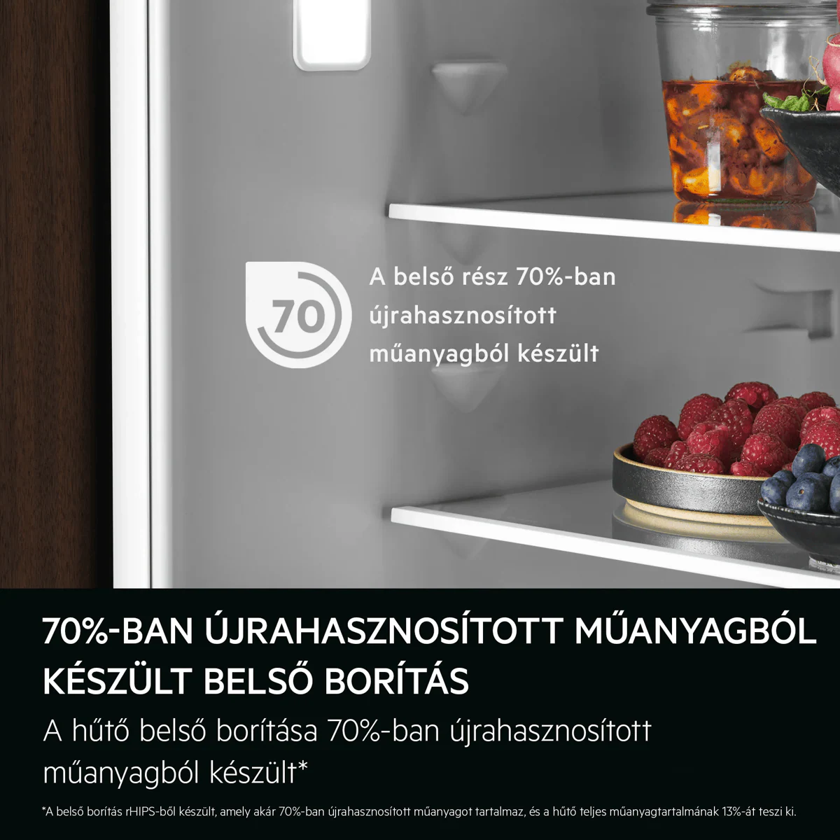 Hűtőszekrény belső polcokkal, élelmiszerekkel és az újrahasznosított műanyagról szóló felirattal.