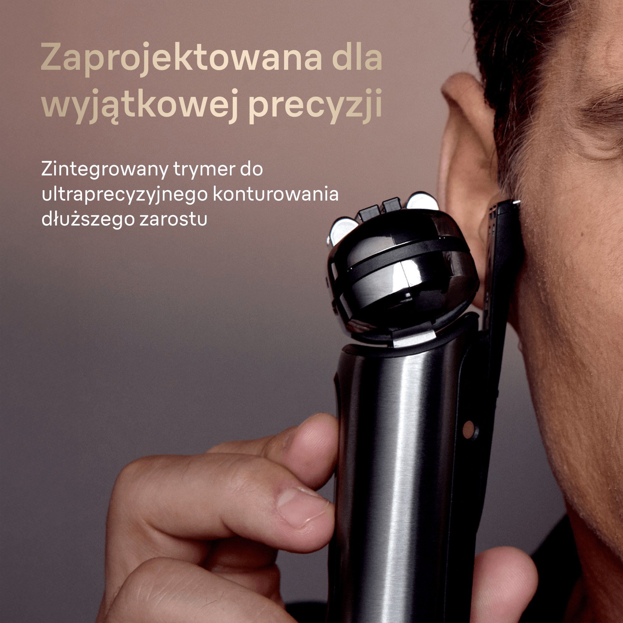 Maszynka do golenia z wysuwanym trimerem przy twarzy mężczyzny, z polskim tekstem reklamowym.