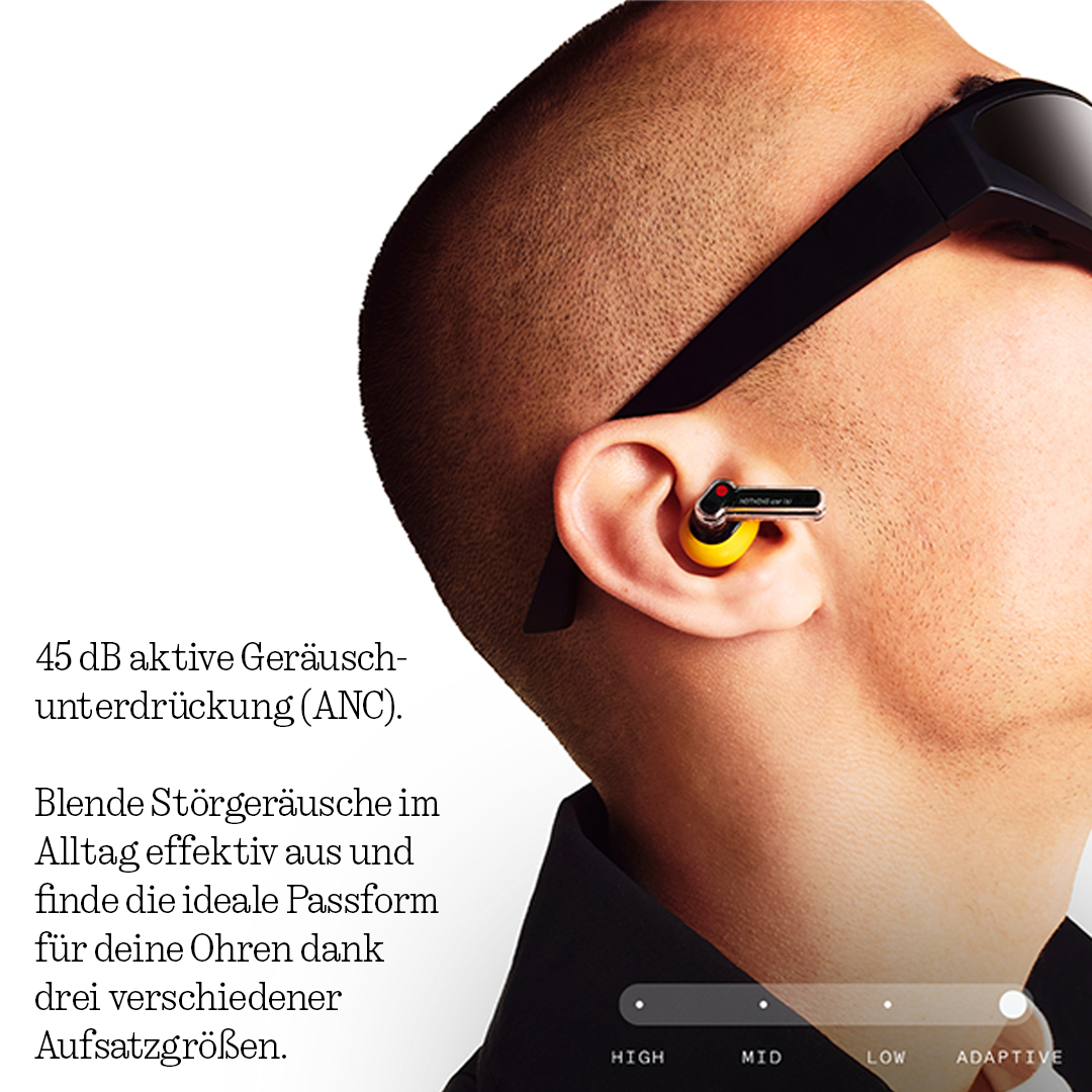 Ein Mann trägt einen gelb-schwarzen In-Ear-Kopfhörer im Ohr sowie eine Sonnenbrille.
