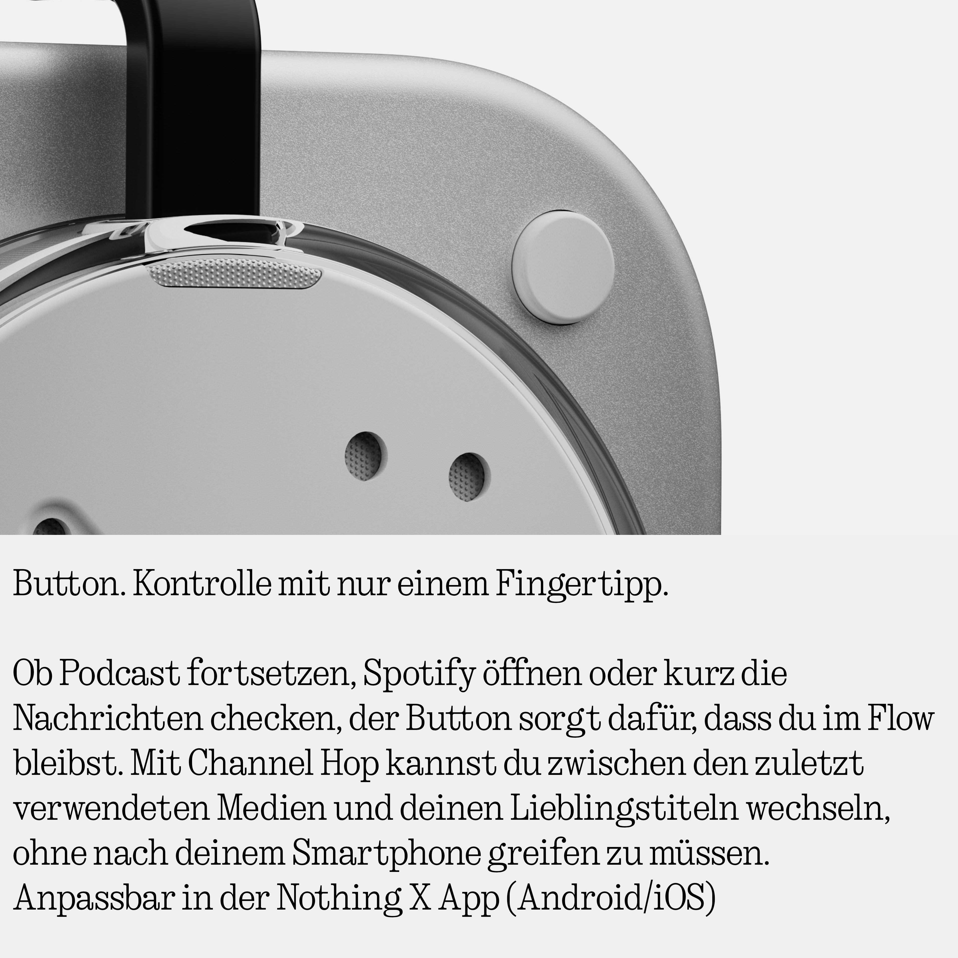 Nahaufnahme eines silbernen Geräts mit Bedienknopf, Mikrofonlöchern und deutschem Werbetext.