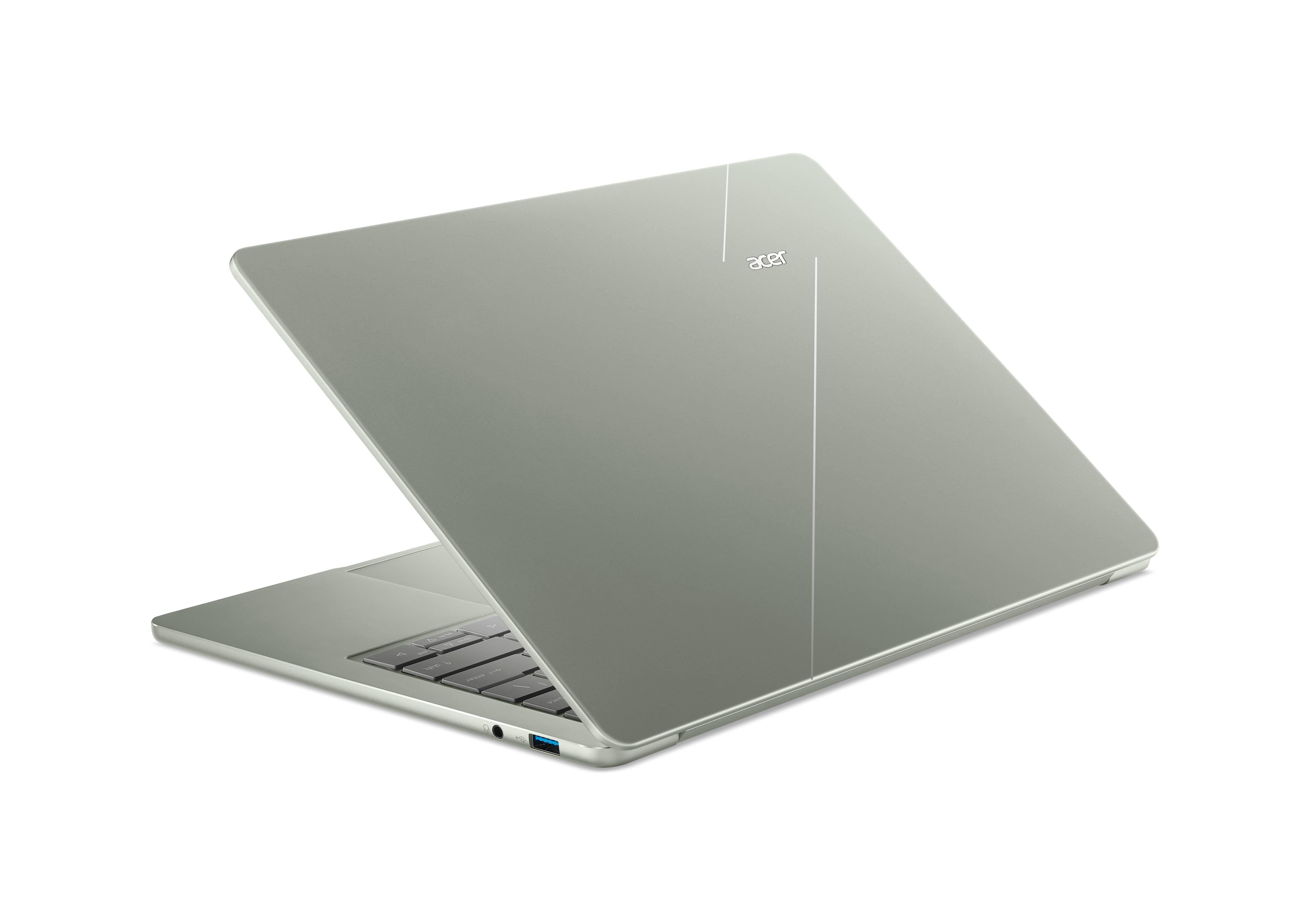 Ein silberner Acer-Laptop ist halb geöffnet und steht auf weißem Hintergrund.