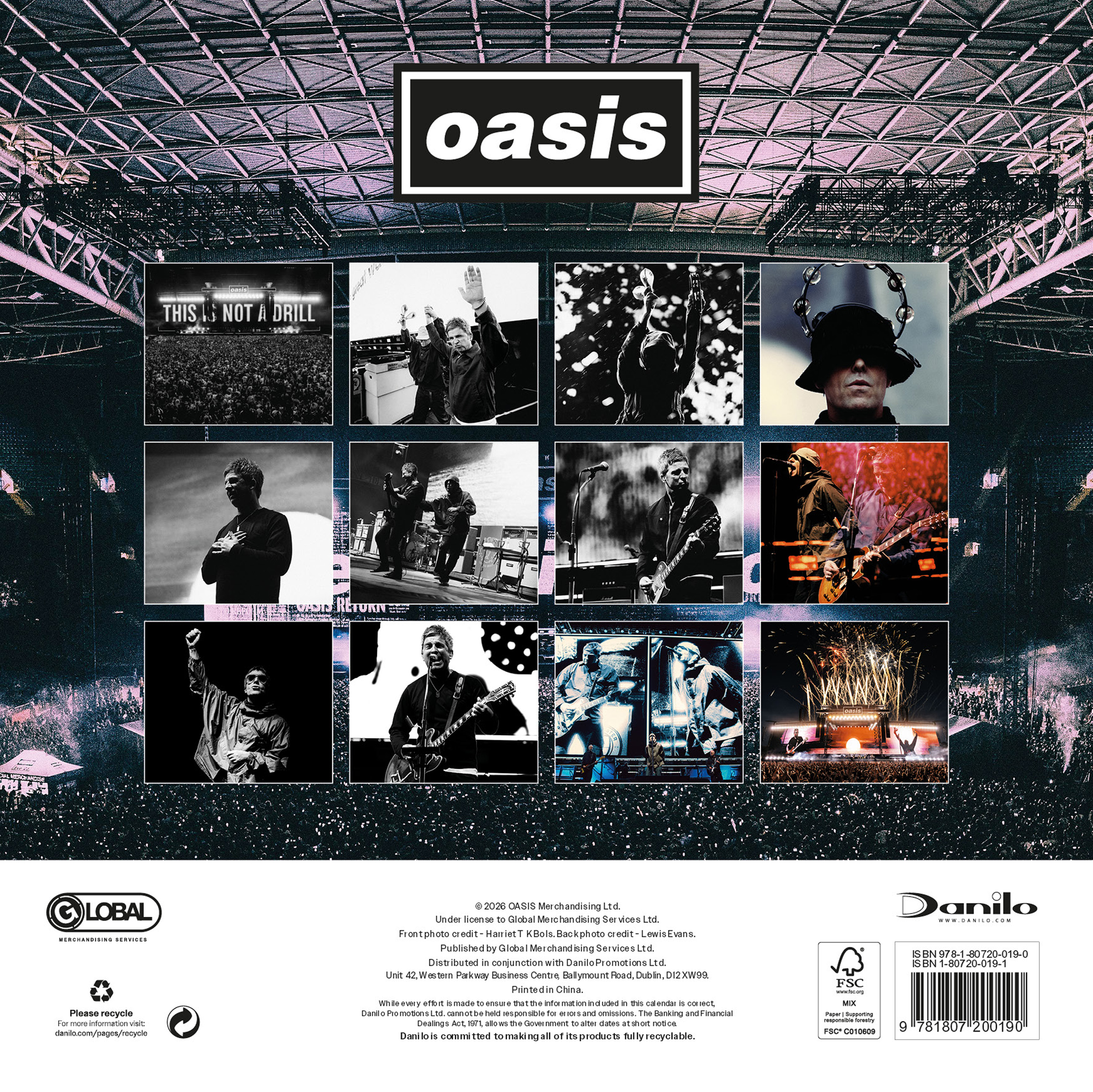 Oasis márkájú borító fekete-fehér és színes koncertfotók kollázsával, alatta szöveggel és vonalkóddal.